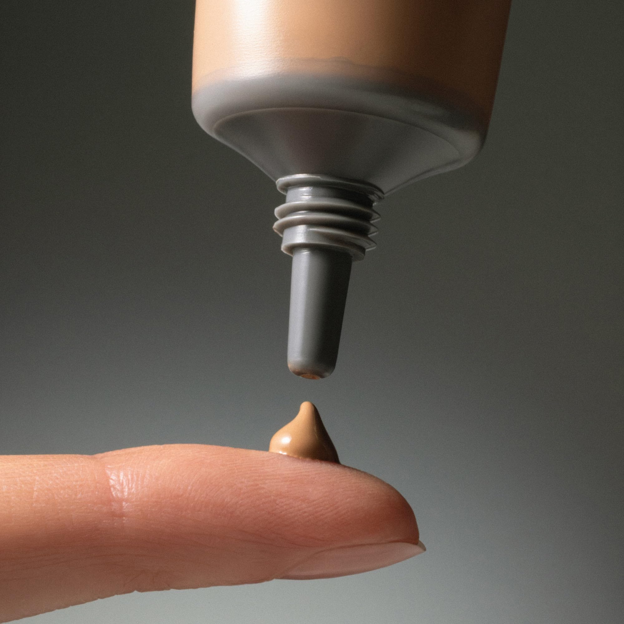 MÁDARA Organic Skincare | SKINONYM Base de Maquillaje Semimate con Péptidos #40 Sand 30 ml – Base Natural con Péptidos que favorecen la Producción de Colágeno, Acabado Semimate
