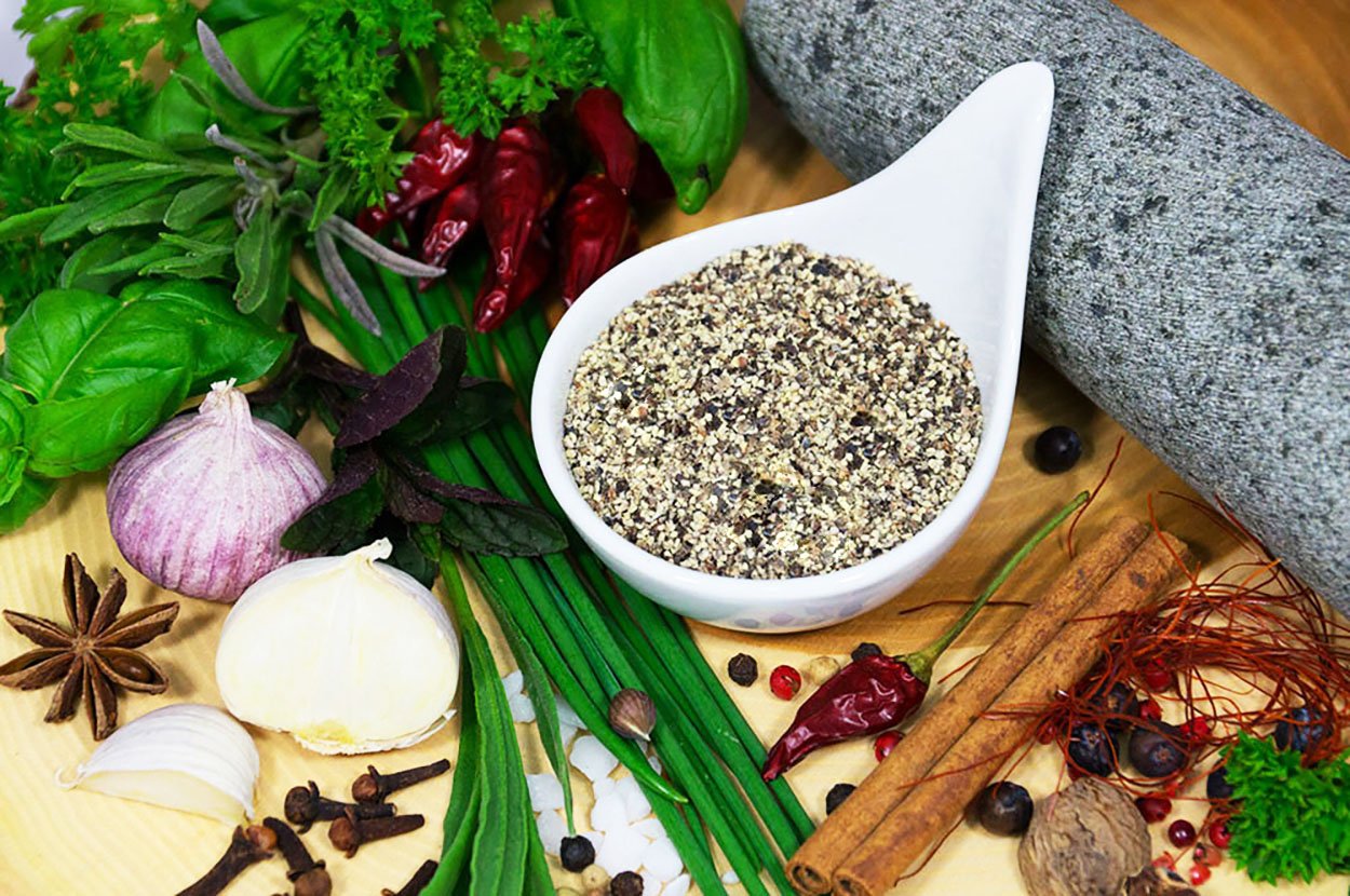 Pfeffer schwarz, Steakpfeffer fein geschrotet, keimreduziert. Premiumqualität aus Indonesien. PE - Eimer 1500g