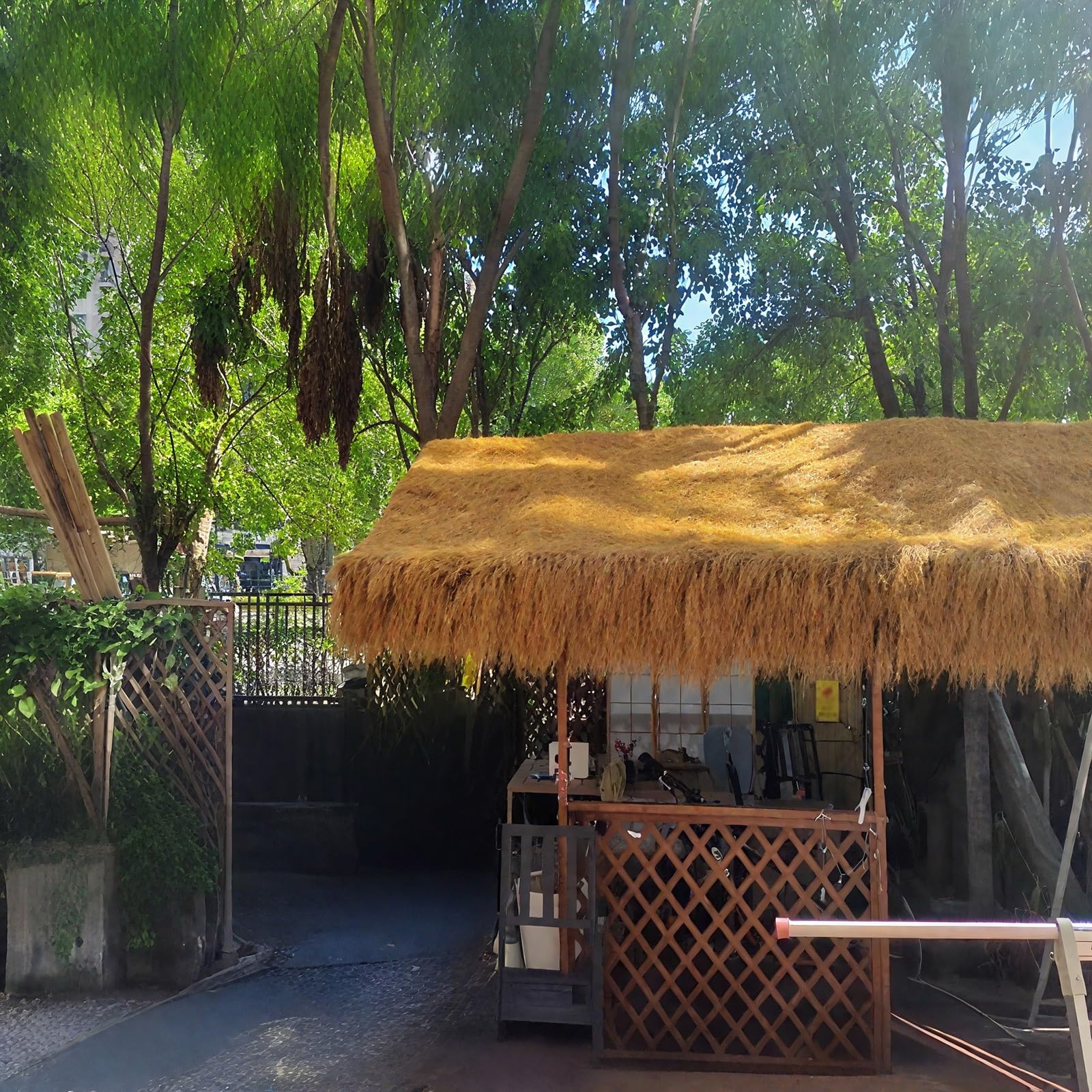 Sztuczna chata Tiki Hut Trawa - ognioodporna syntetyczna strzecha do baru Tiki Bar Patio Pool Beach Decor - meksykańska rolka słomy (1 x 8 m)