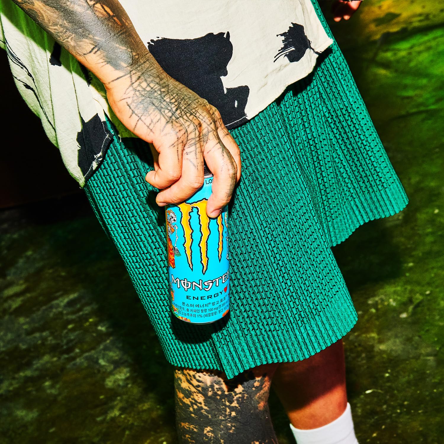 Monster Energy Mango Loco avec jus tropicaux â avec acide carbonique, palette Energy Drink 24 x 500 ml et autocollant gratuit