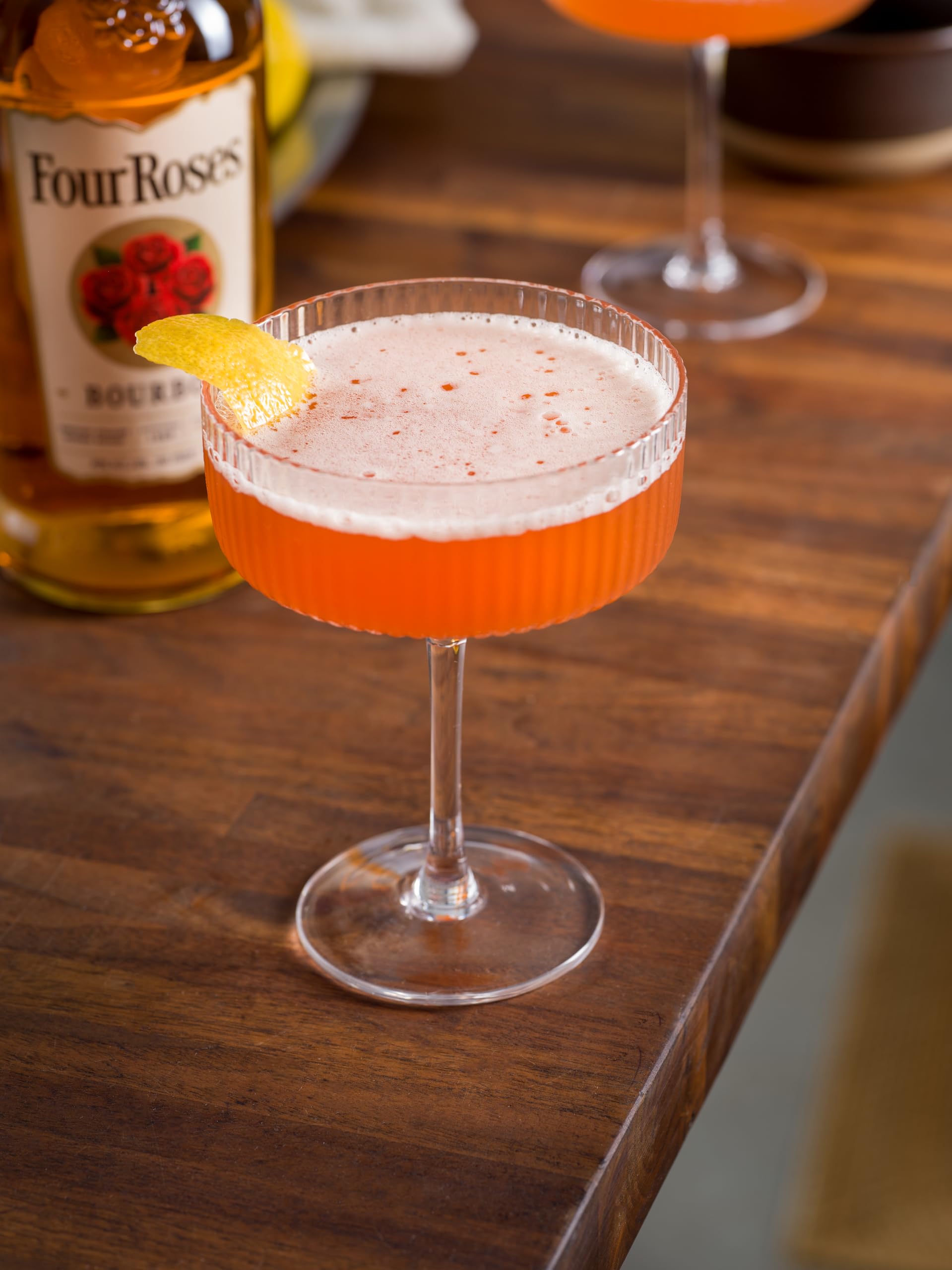 Four Roses Kentucky Straight Bourbon Whiskey – Sanfte Komposition aus 10 verschiedenen Whiskeys – Bourbon mit fruchtig-süßem Geschmack – 1 x 1 l