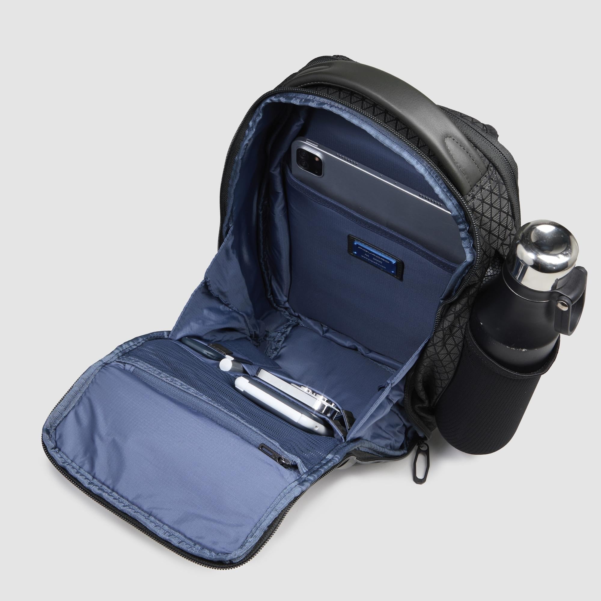 PIQUADRO Zaino monospalla uomo in tessuto riciclato | Aggancio per Trolley, Cinturino ergonomico, Vani organizzati, Elegante e Professionale, Ufficio, Uso quotidiano