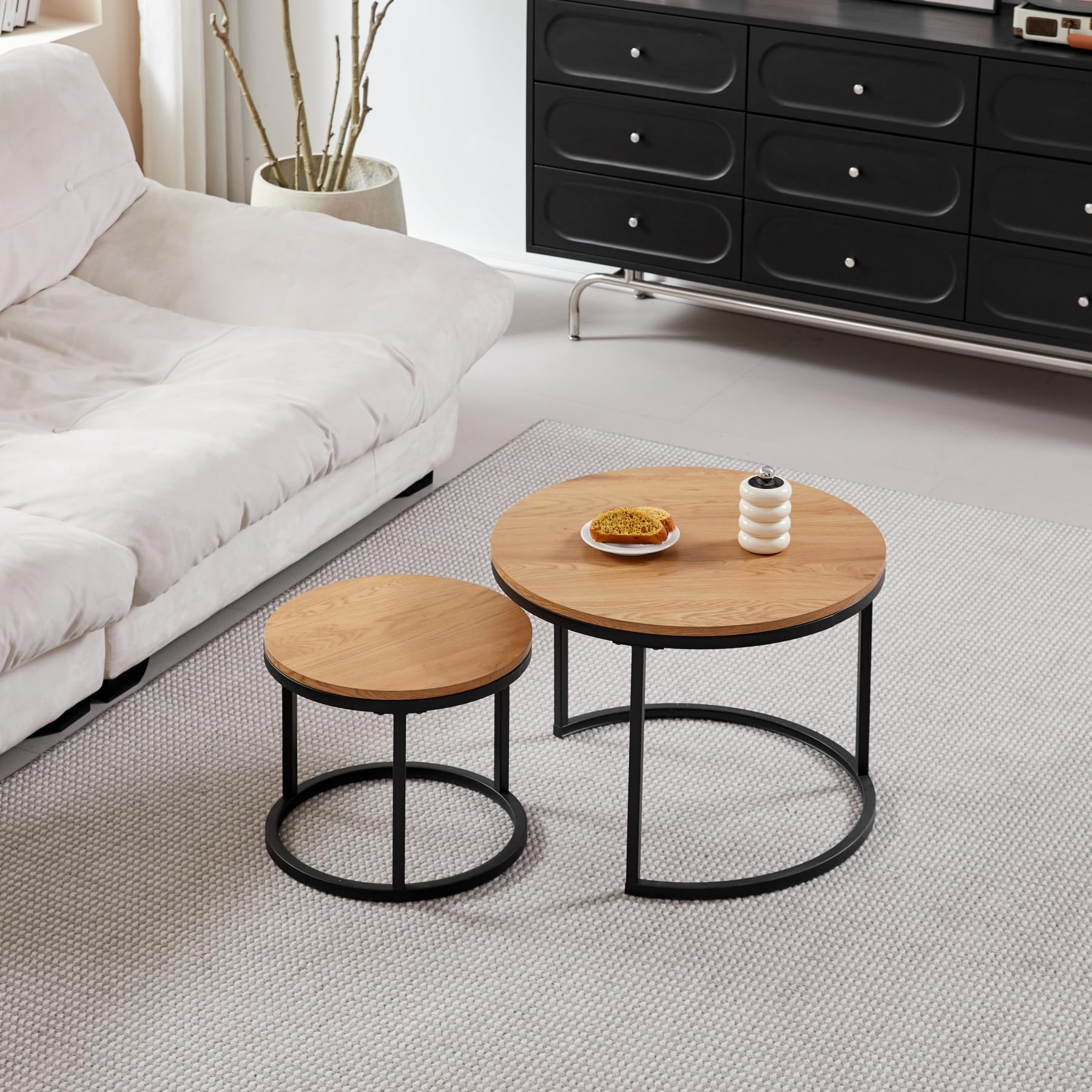 GrandCA Home Couchtisch 2er Set,Stapelbarer Couchtisch, Couchtische Rund, MDF-Tischplatte, Schwarze Tischbeine aus Edelstahl，Geeignet für Wohnzimmer, Esszimmer（Ø60 x 45H cm，Ø40x35H cm，Eiche Hell）