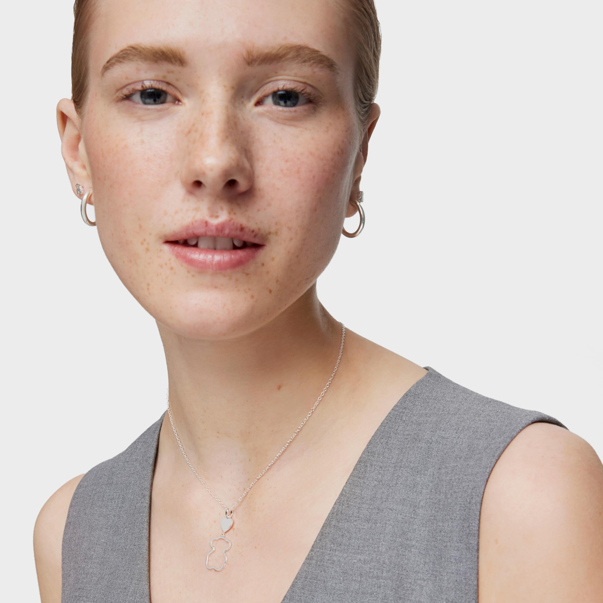 TOUS Collar de Plata de Primera Ley para Mujer con Colgante de Oso de 19 mm y Corazón de 8.6mm, 45 cm de Largo, Elegante y Versátil, Colección Silueta