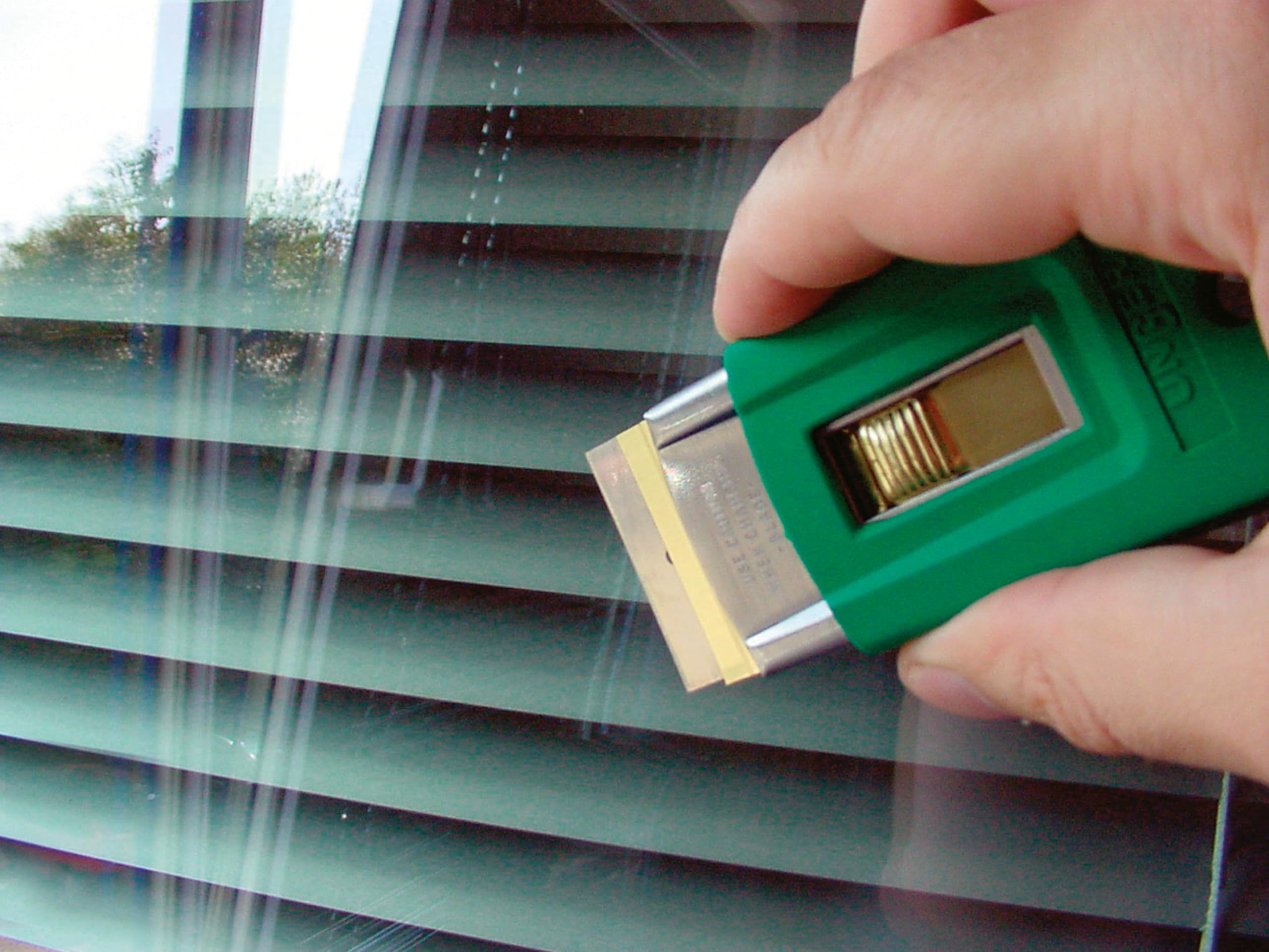 Unger Set di kit per la pulizia dei vetri commerciali - manicotto in microfibra, spatola ErgoTec da 14", secchio da 3 galloni, detergente per vetri da 1 L, raschietto di sicurezza, panno in microfibra