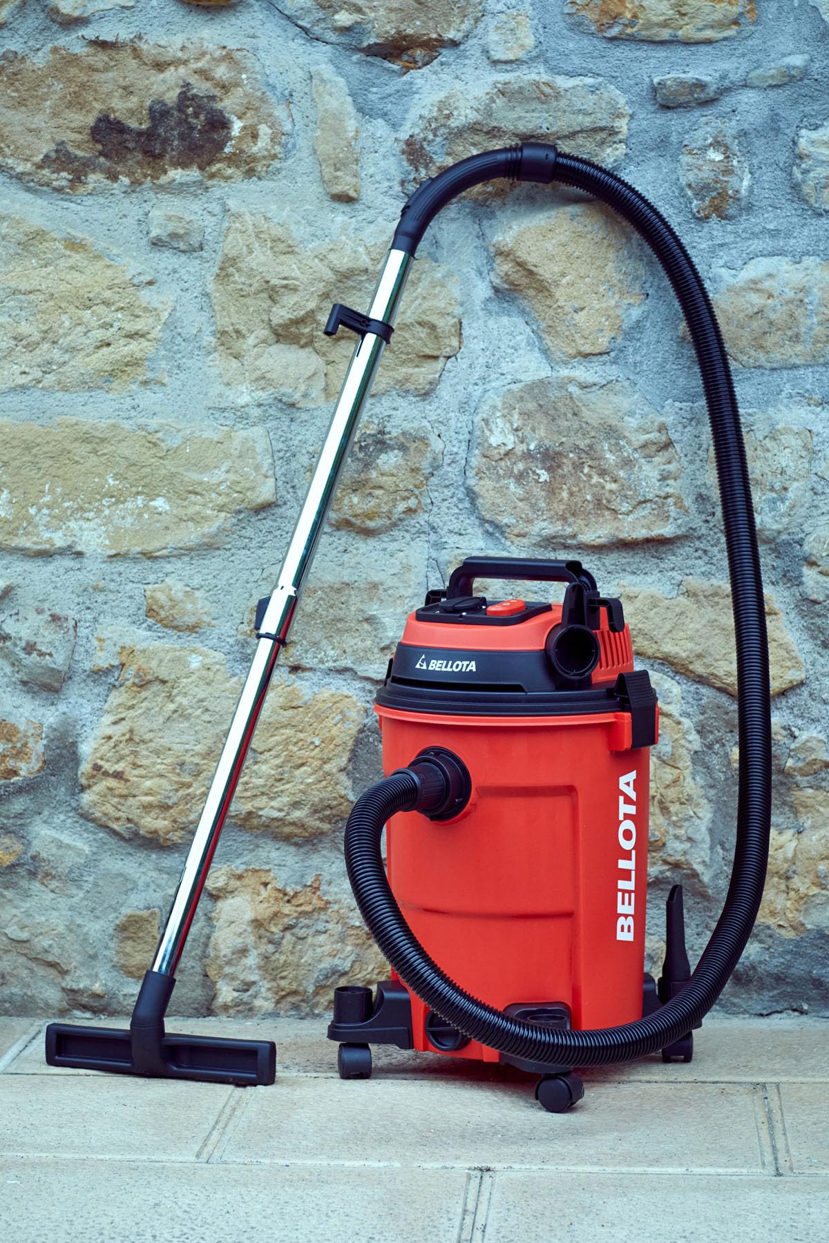 Bellota ASL2500SE - Aspirador con cable para aspirar restos líquidos y sólidos sincronizado, 25L, 2KW, Manguera (32mm Ø) de 2 metros, Tubo extensible metálico (440mm), enchufe sincronizado, con ruedas
