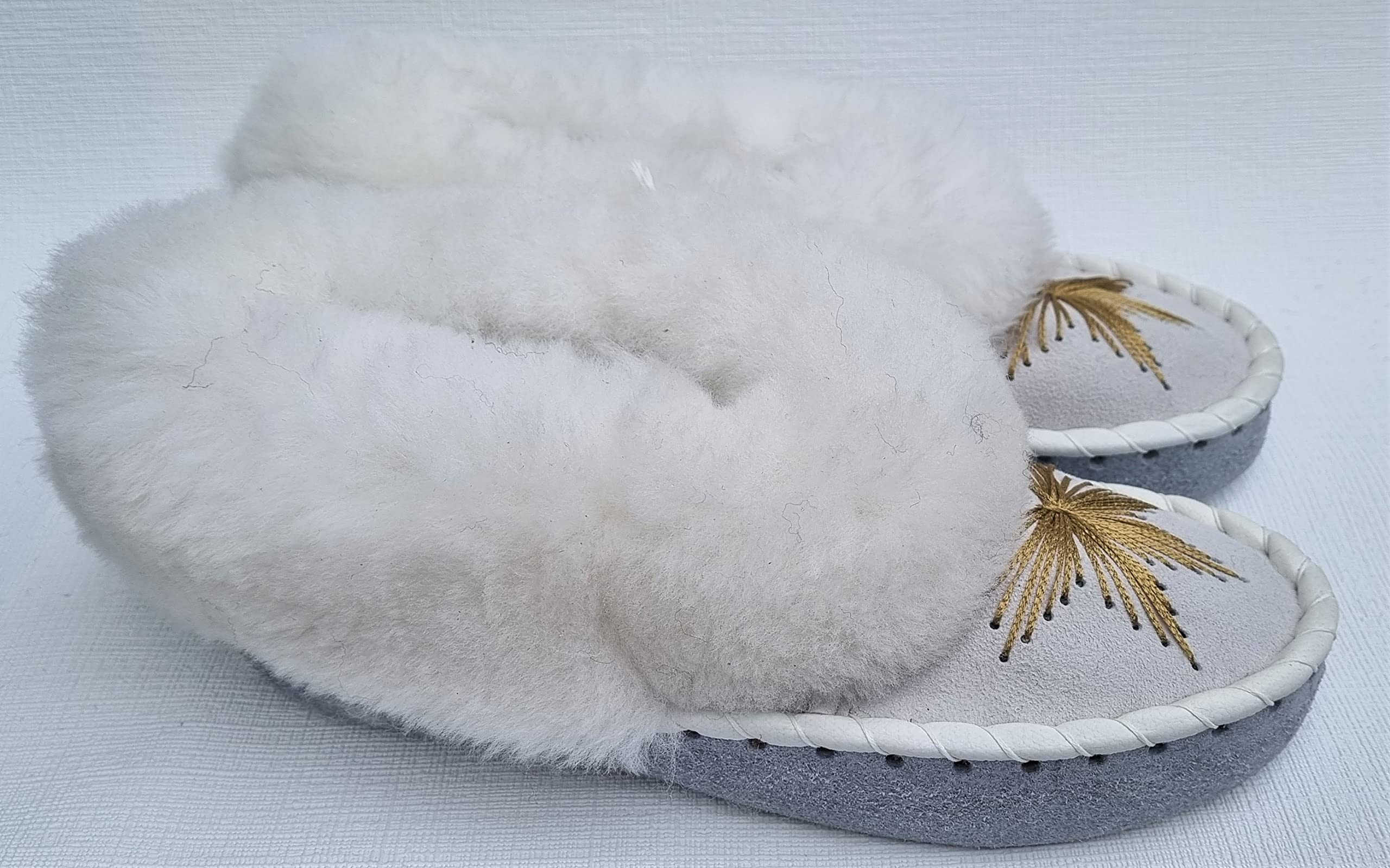 Generisch LAMMFELL Warme HAUSSCHUHE Mokassin Gr.36-37-38-39-41-42 NEU, Schaffell/-leder Schuhweite:NORMAL Handarbeit *Weiß* Gold Bestickt