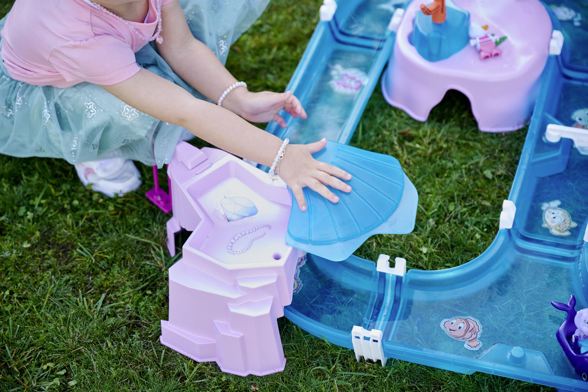 AquaPlay Meerjungfrau Wasserbahn - Outdoor-Wasserspiel mit Bahn, Boot und 2 Spiel-Figuren in Meerjungfrauen-Optik, Wasserspielzeug für Kinder ab 3 Jahre, 108 x 90 x 18 cm