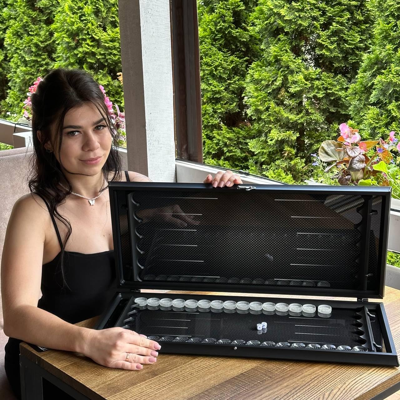 Zestaw premium do gry w backgammon z hartowanego szkła o wyglądzie karbonowym – gra planszowa z kamieniami epoksydowymi – prezent dla rodziny, przyjaciół i partnerów biznesowych