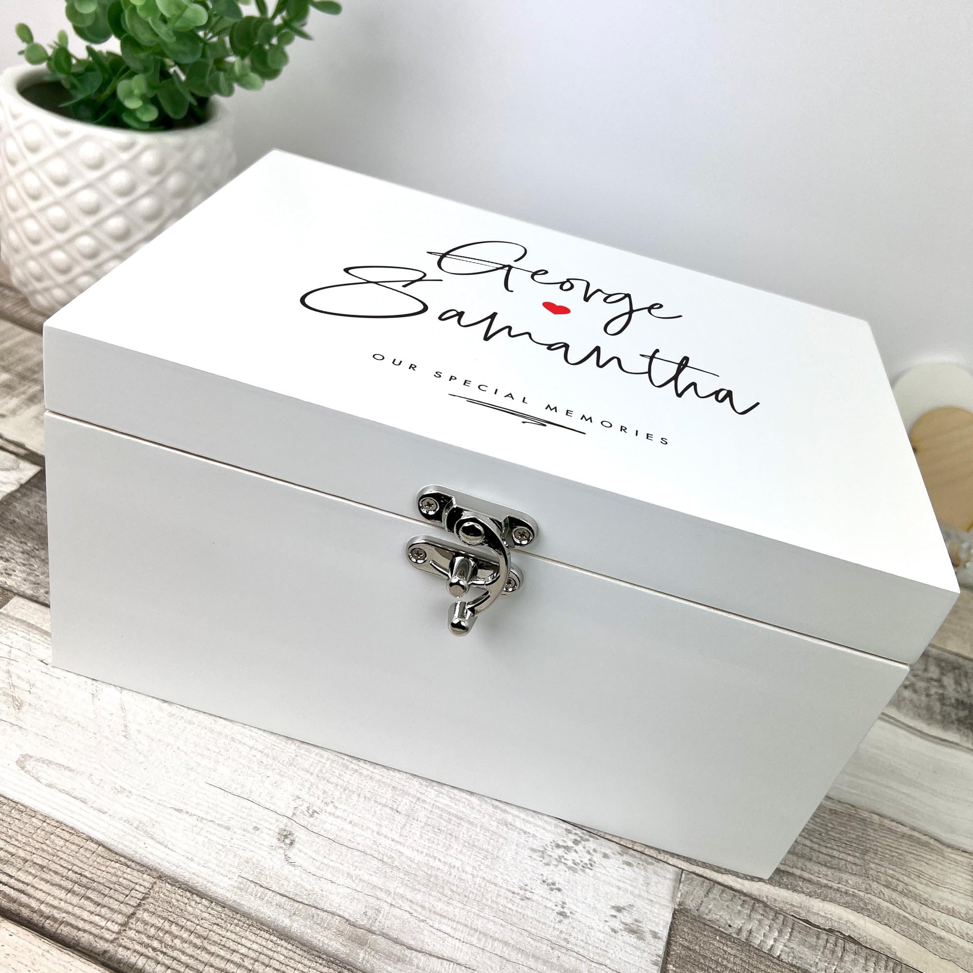 Caja de recuerdos de madera blanca personalizada con nombres de parejas, con bisagras y cierre, regalo de San Valentín, aniversario, boda, 27 cm x 19 cm x 14 cm