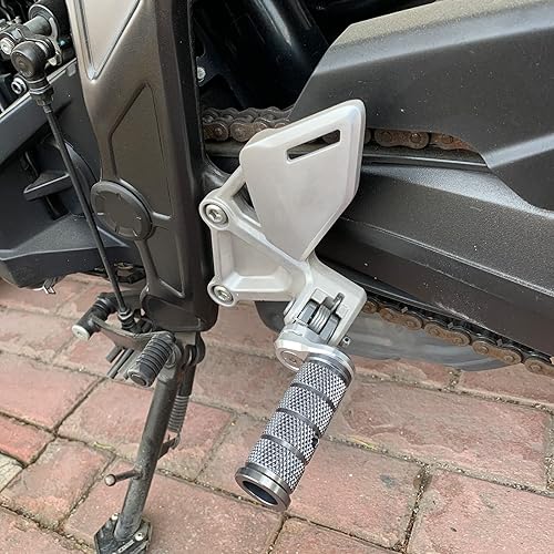 Vista 11 de Estriberas de motocicleta compatibles con Suzuki GSX250R Gixxer SF250 Gixxer 250/150 V-STROM250 360° giratorio ajustable antideslizante diseño CNC