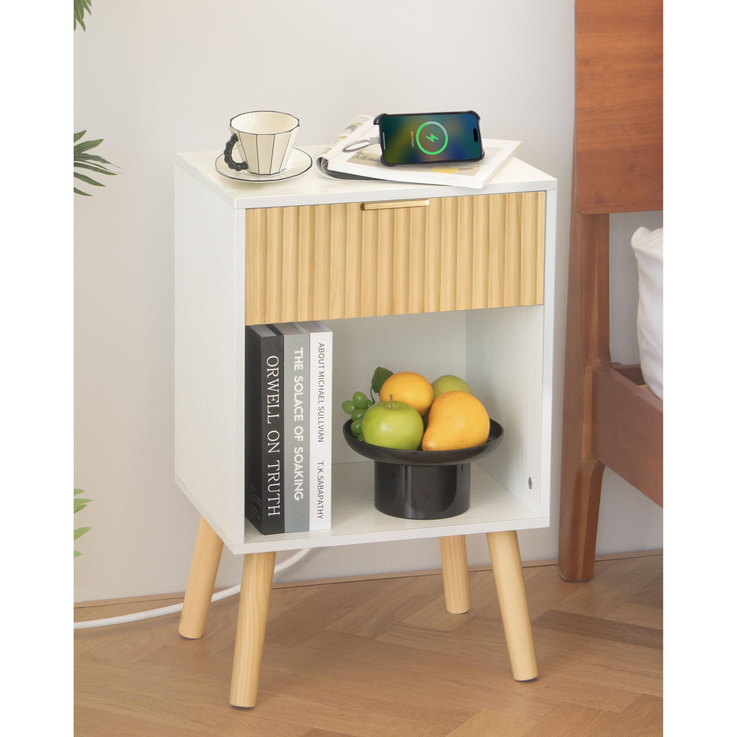 Table de chevet moderne Fultyle en bois de chêne et détails cannelés