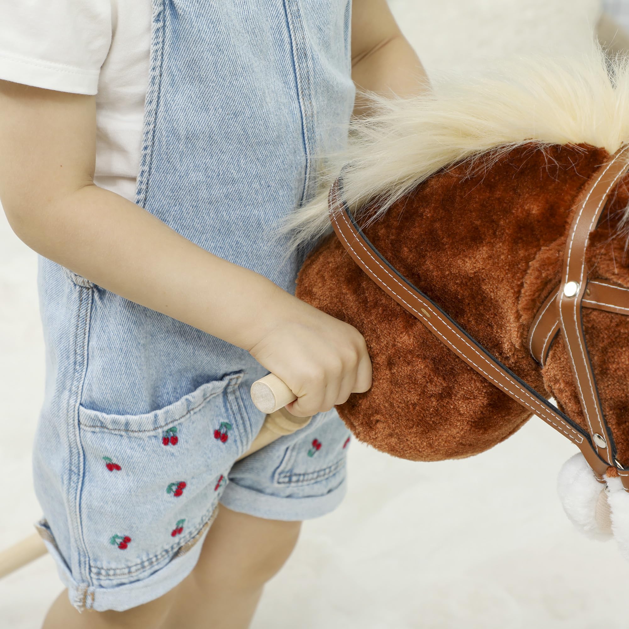 AIYAPLAY Hobby Horse Steckenpferd mit Sound, Griffe, Rolle, Holzstock, Hobby Horsing aus Polyester mit Langer Mähne für Kinder 24+ Monate, Stockpferd & Rollenspiel