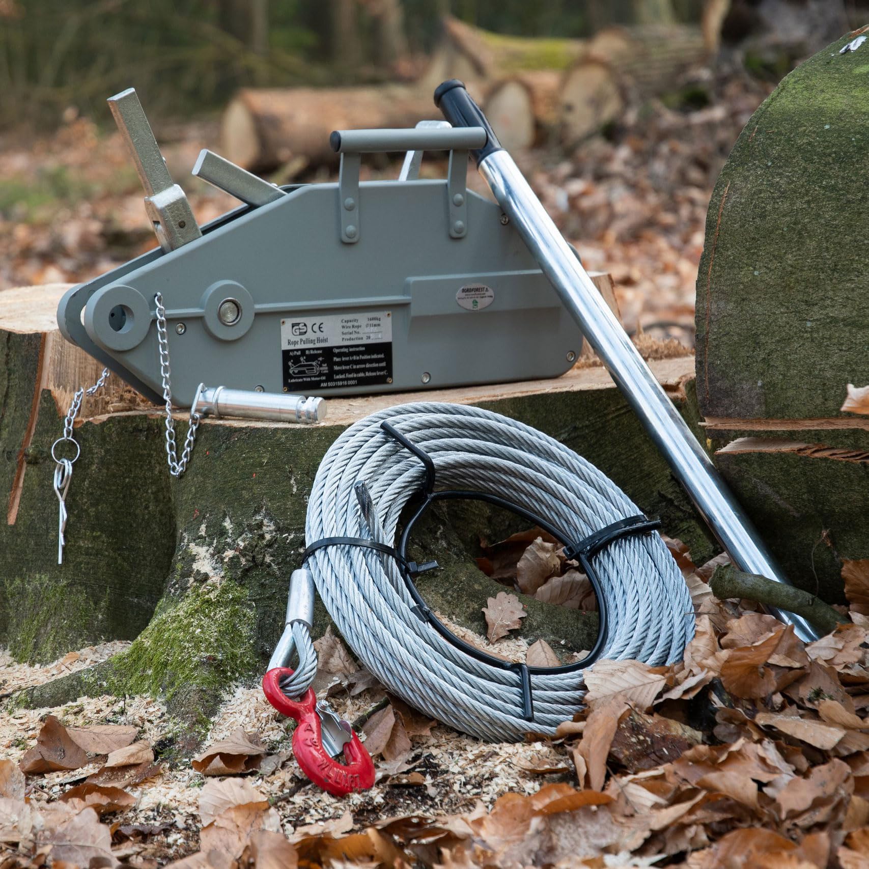 Nordforest Seilzug 1600 kg – Handseilzug mit 20 m Stahlseil Ø 11 mm – Forst Seilwinde für Holzrücken & Baumfällung – inkl. Hebelrohr & Überlastschutz