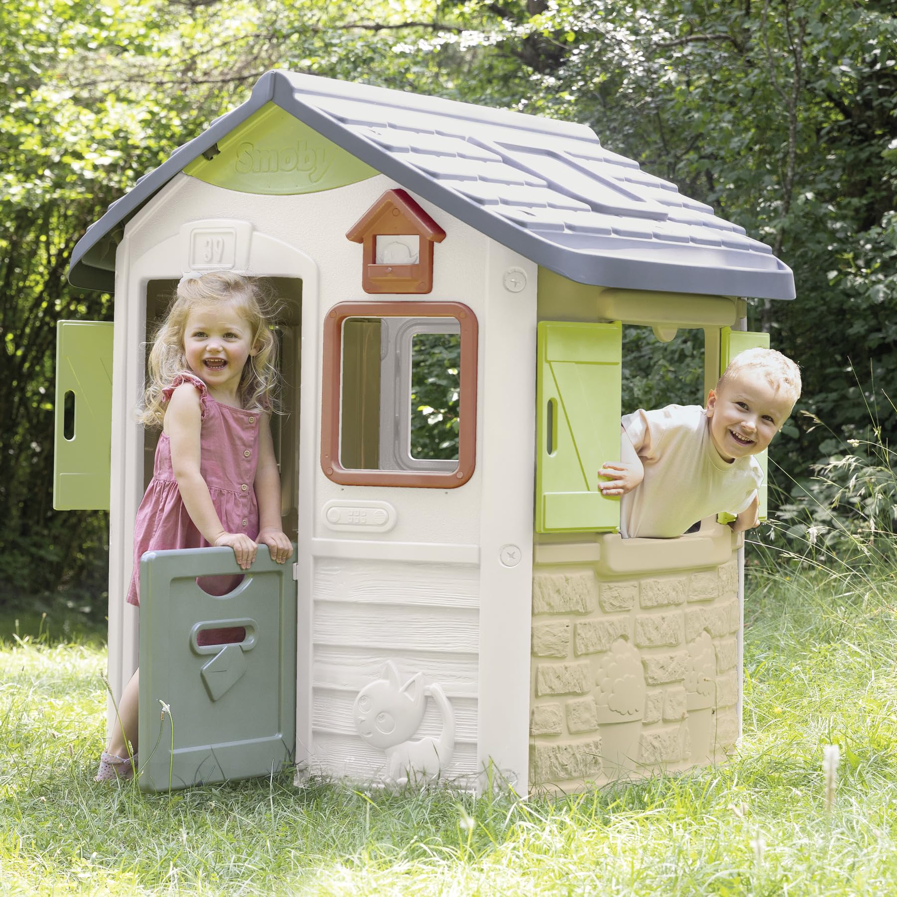 Smoby Life Casa Jura Lodge - Casa de Juegos Infantil con 2 Puertas Bajas, Ventanas con Contraventanas y Comedero para Pájaros - Material Reciclado - Resistente Rayos UV - Más de 2 años (7600810504)