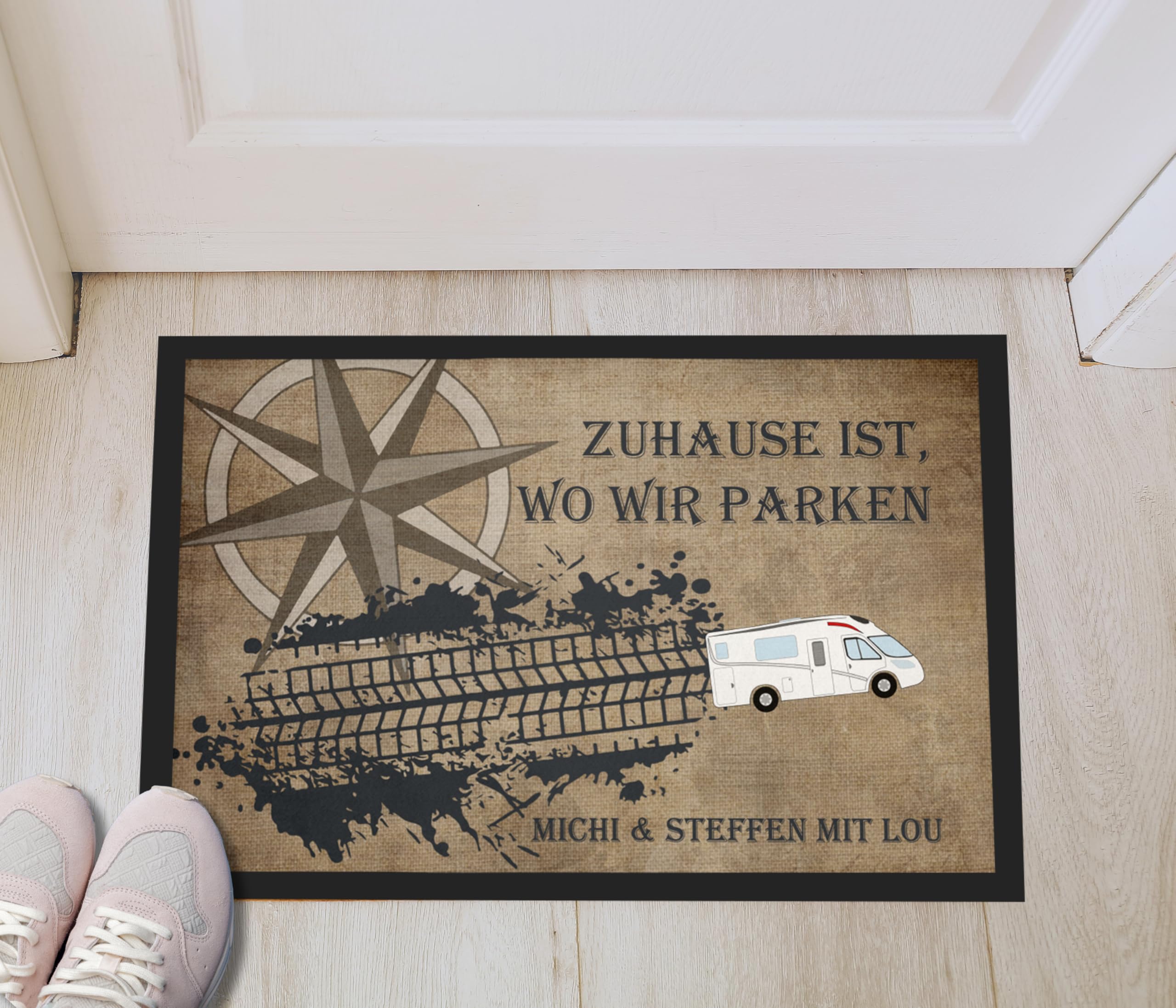 DRUC KLAUS Fußmatte Wohnmobil personalisiert – Camping Fußmatte mit Namen – rutschfest, waschbar, 2 Größen – Türmatte für Camper Auto & Motorrad