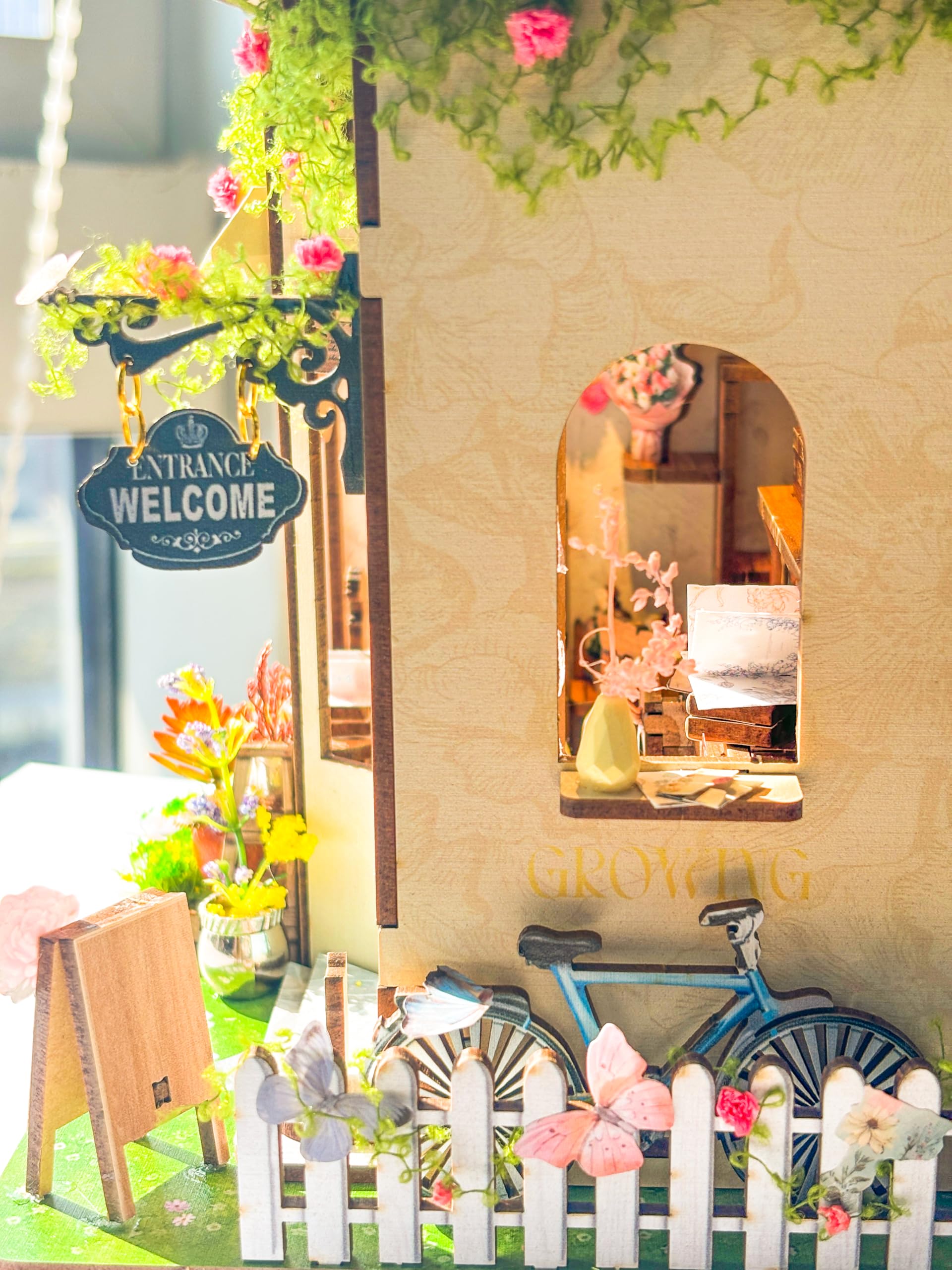 CUTEROOM Kit per Angolo del Libro, Fai da Te in Legno, Casa in Miniatura, Kit di Costruzione con Luci LED（Isola Primavera）
