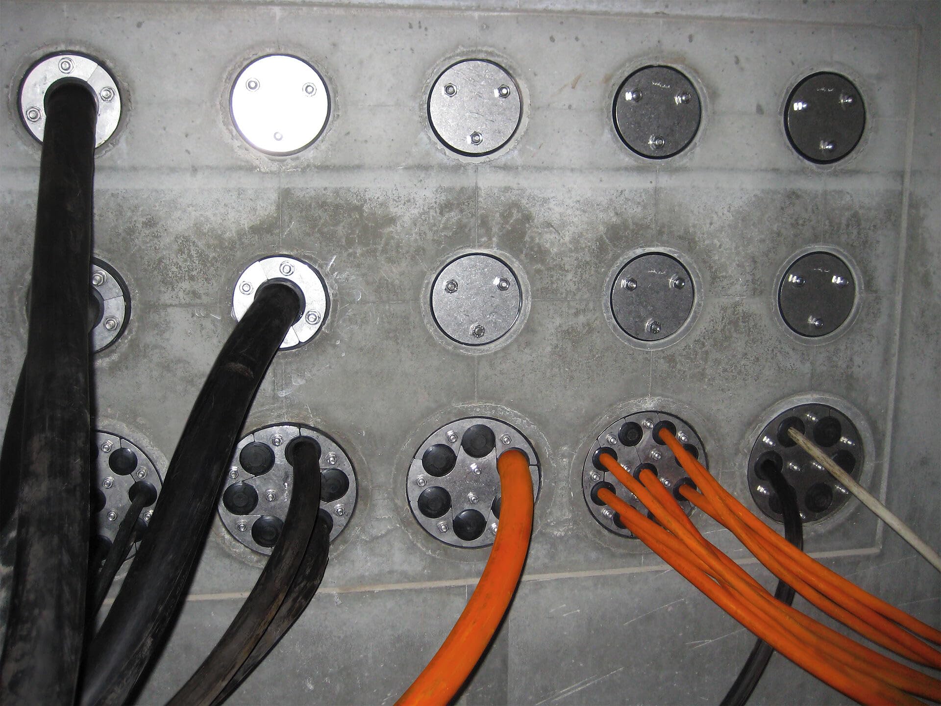 Ringraumdichtung mit Segmentringtechnik 200 mm, für 7x10-32 und 8x3,5-16,5 Kabel/Rohre, HRD200 SG
