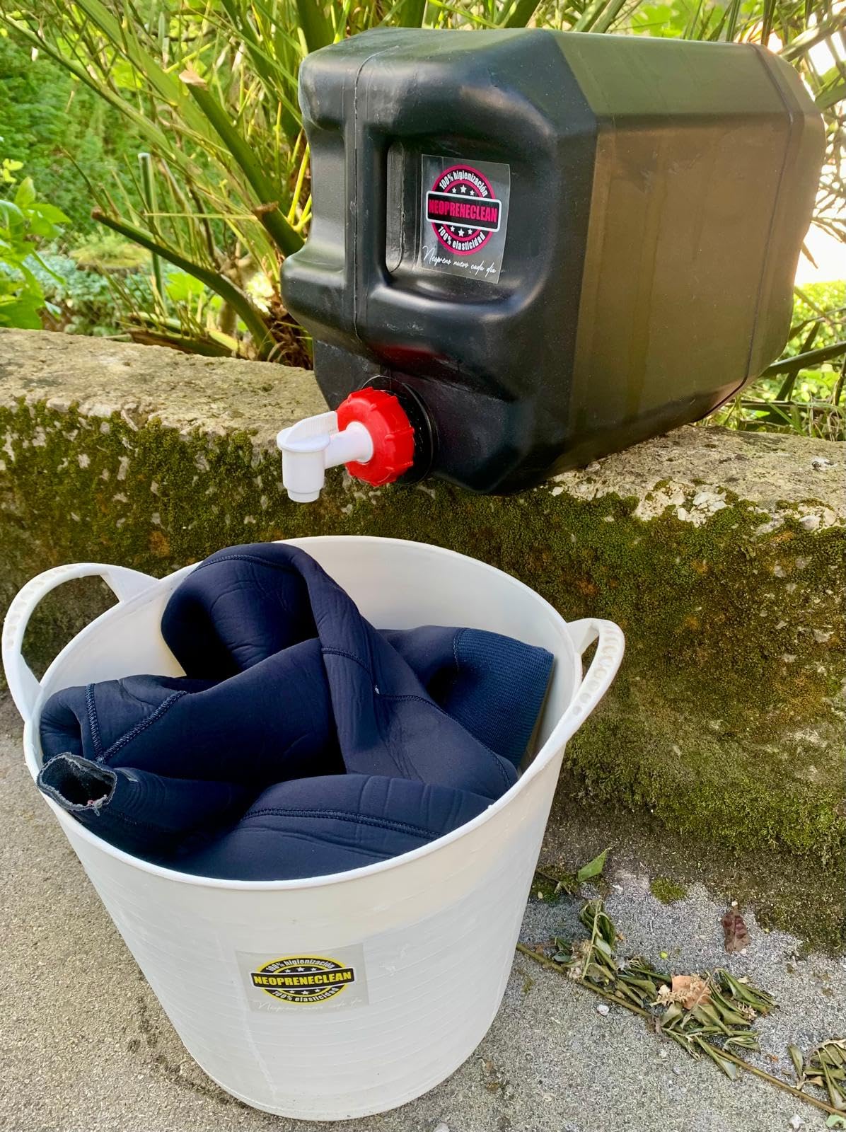 NeopreneClean 25 litri detersivo con sapone per neoprene senza risciacquo 100% Biodegradabile Prodotto consigliato da FESURFING. (25 litri, cocco)