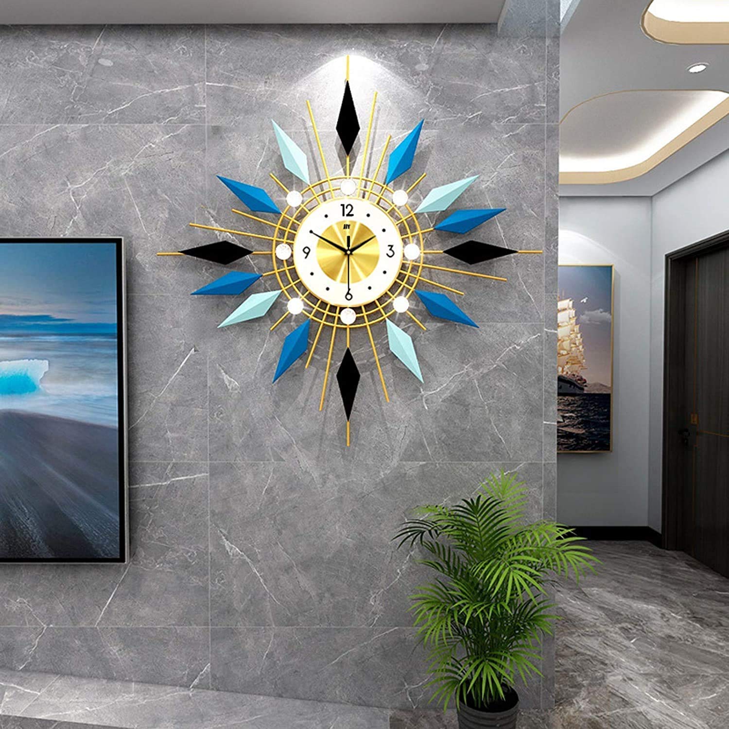 Horloge de luxe en style bohème art avec finitions métalliques haut de gamme