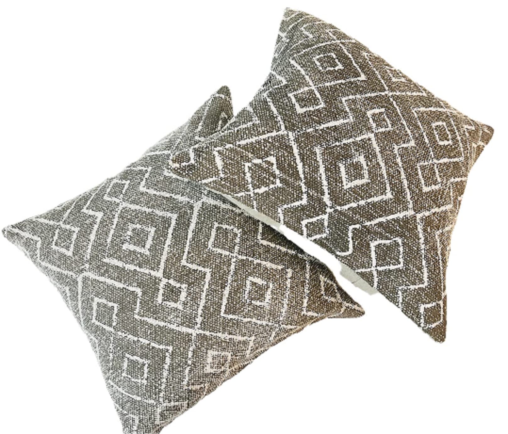 Housse de coussin boho en coton gris pour un salon chaleureux et cocooning au quotidien