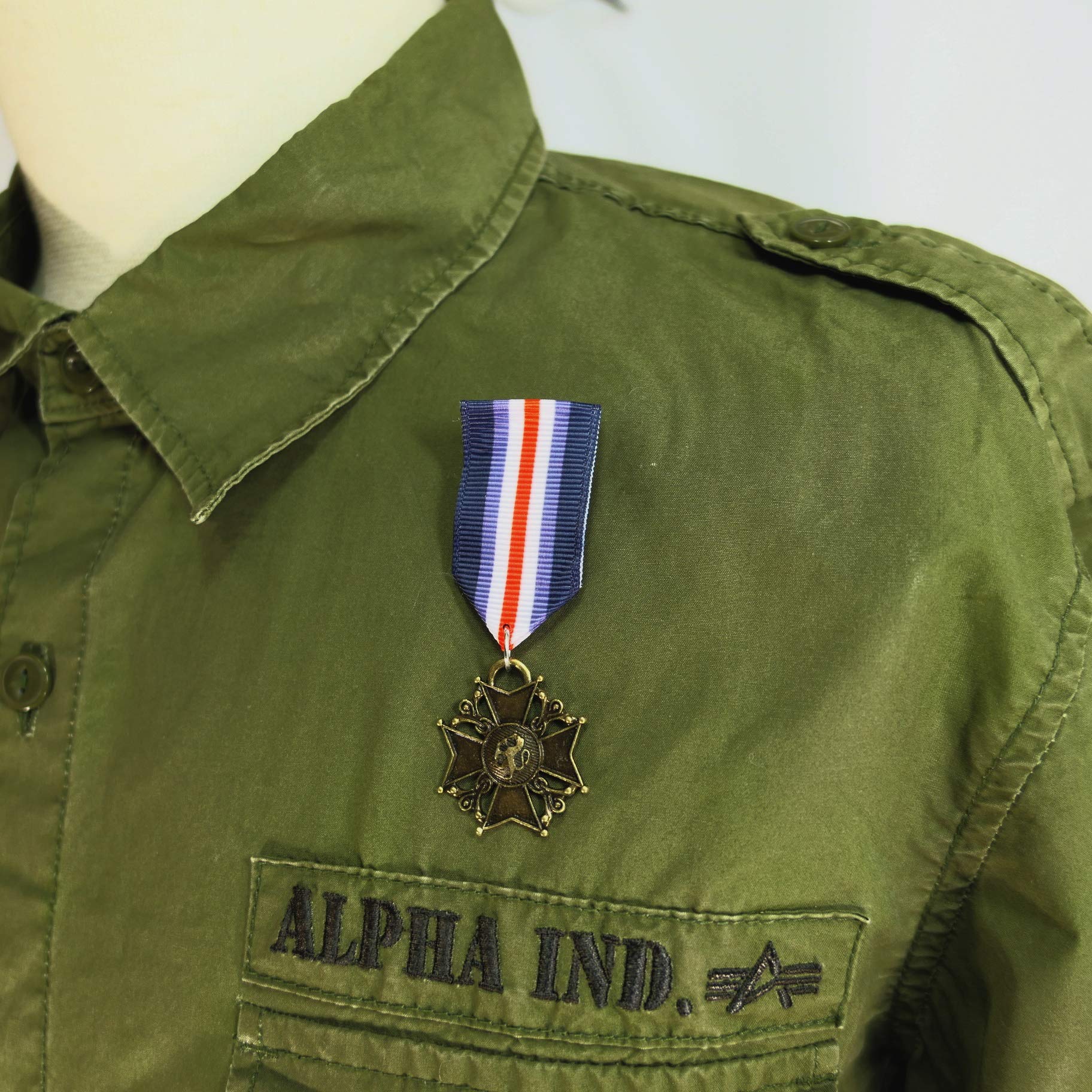 Amazon | バッジ ミリタリー 勲章 青 赤 白 太陽cr3 勲章バッジ