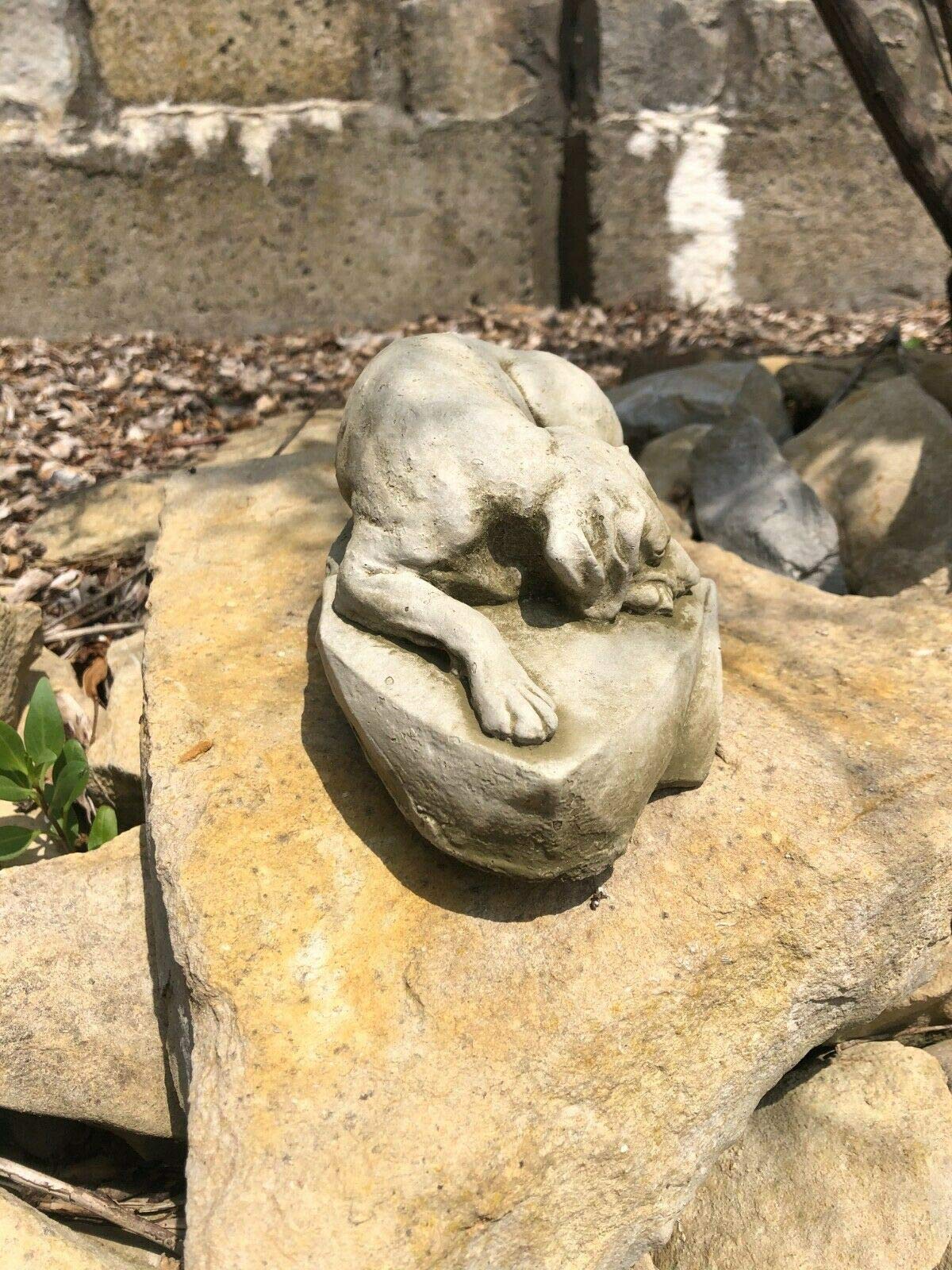 Statua del cane addormentato | Decorazione ornamentale da giardino in pietra ricostituita