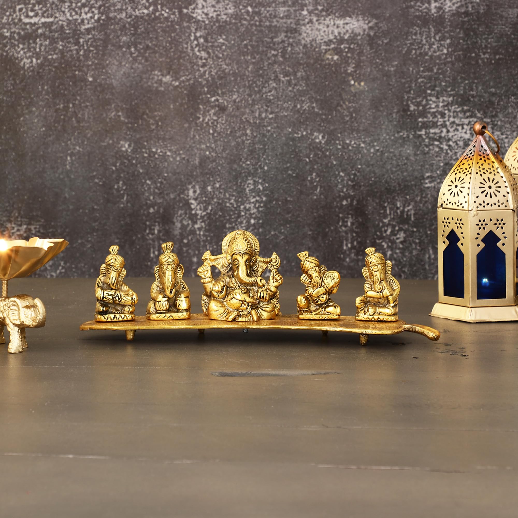 PURESTORY Idolo Ganesh per la casa con scatola regalo in velluto rosso | Idolo di Ganesha per la decorazione della casa | Idolo di Ganesh con flauto | Decorazione per la casa, sala Pooja, tavolo da