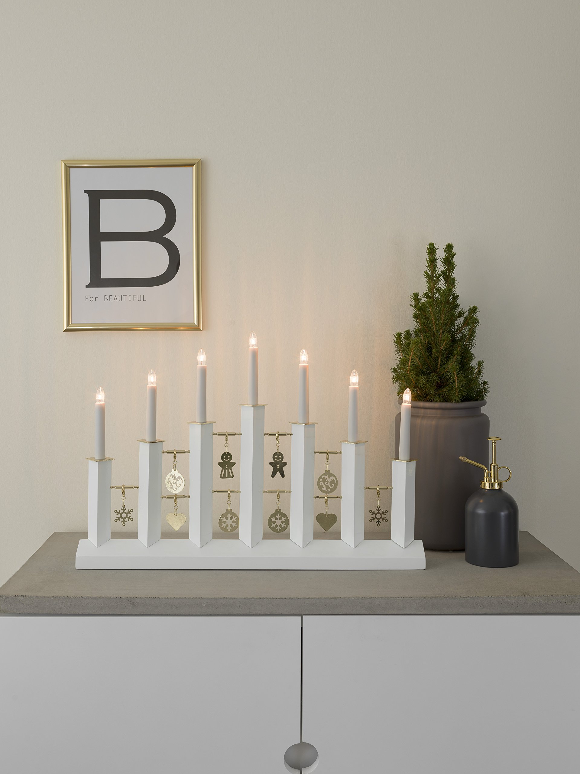 Konstsmide Metallleuchter, weiß lackiert, mit Metallstäben und messingfarbenen Dekorationen, 7 klare Birnen, 230V Innen, weißes Kabel - 3597-280