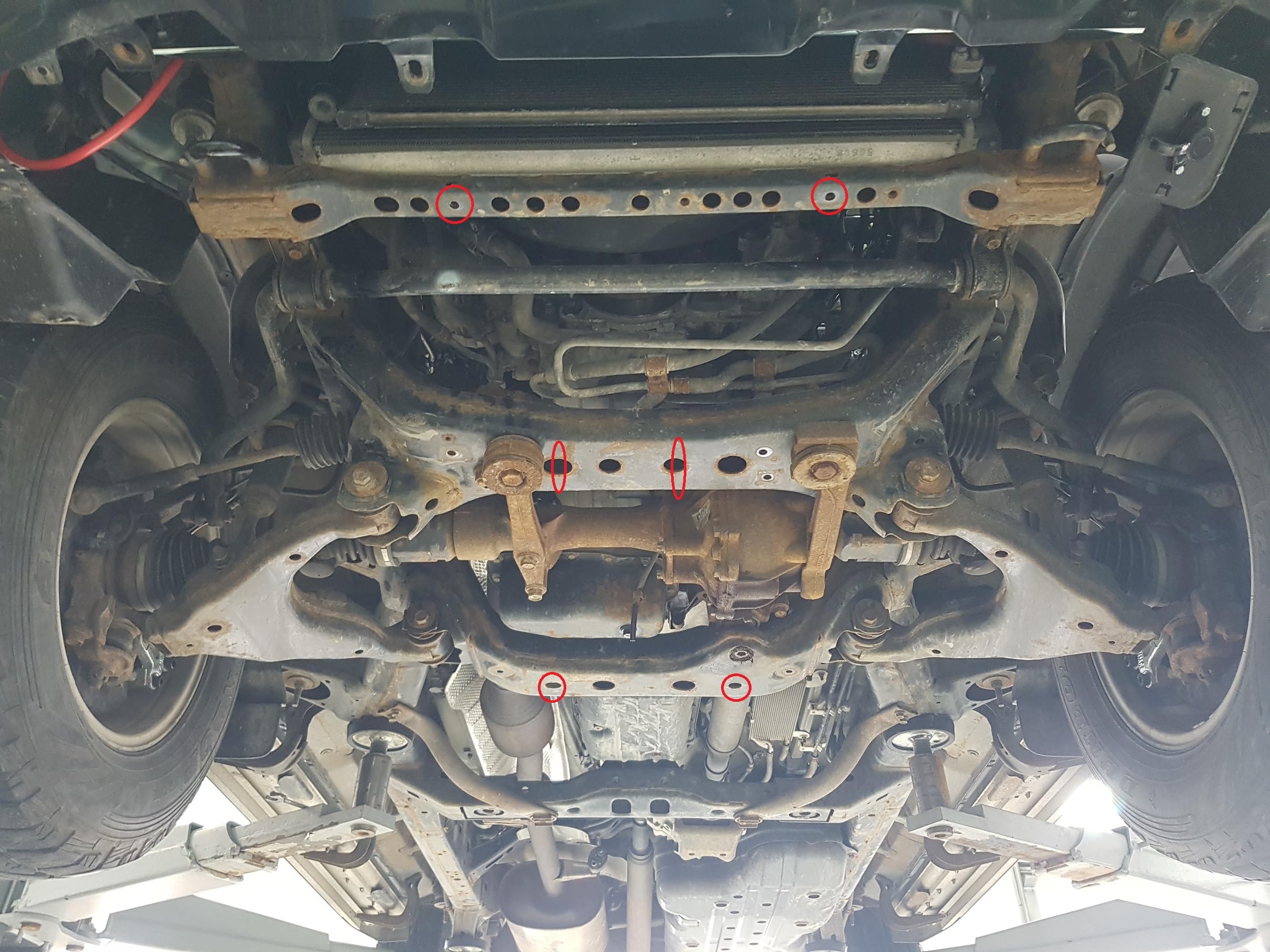 Protección metálica bajo motor compatible con Toyota Land Cruiser J120 (2002-2009)