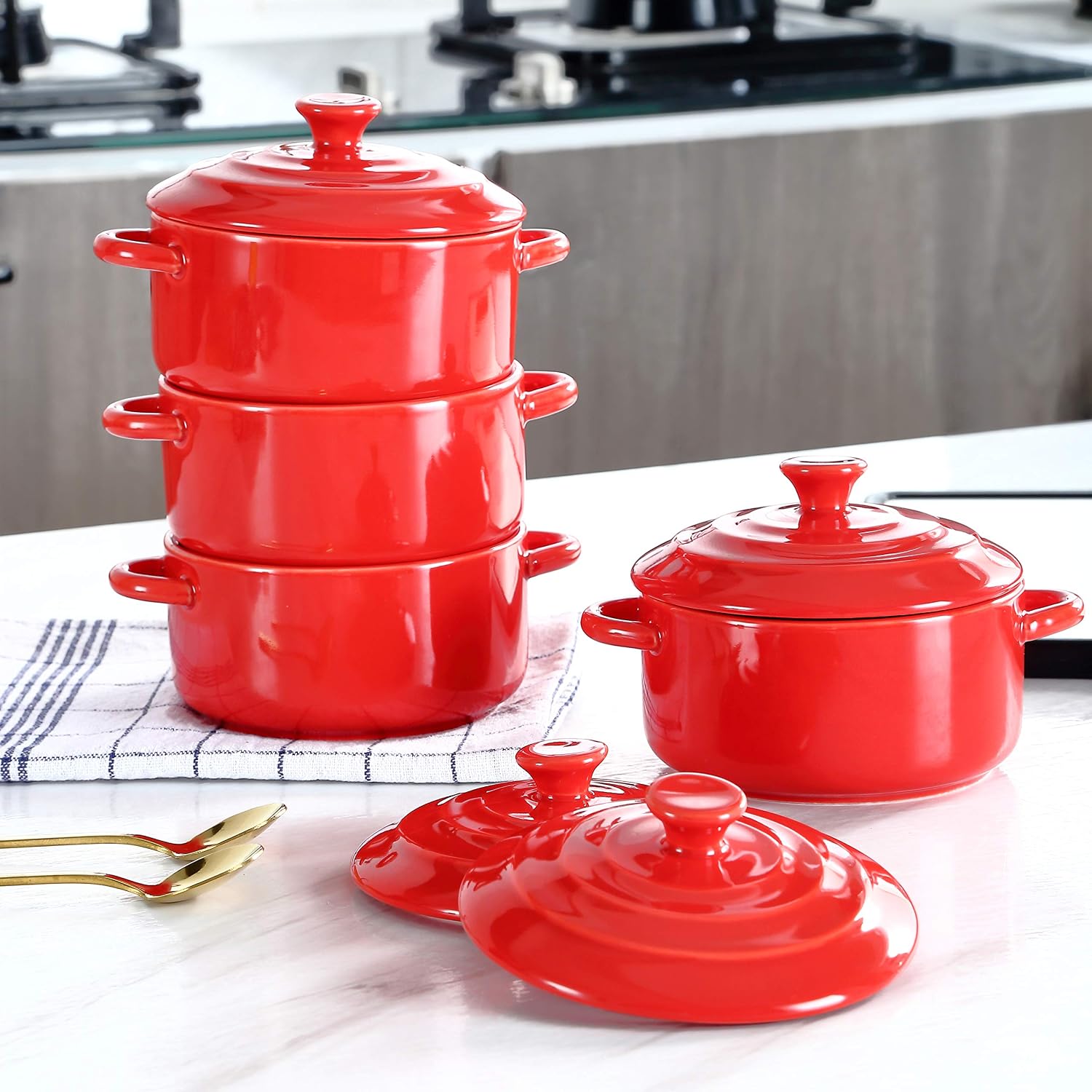 Bruntmor Soup Bowls Dinner Serving Ramekins 8.5 Oz Oven Safe Mini Cocotte Ceramic Ramekin For Baking, Mini Casserole with Lid, Souffle Dish, (Matte Red)