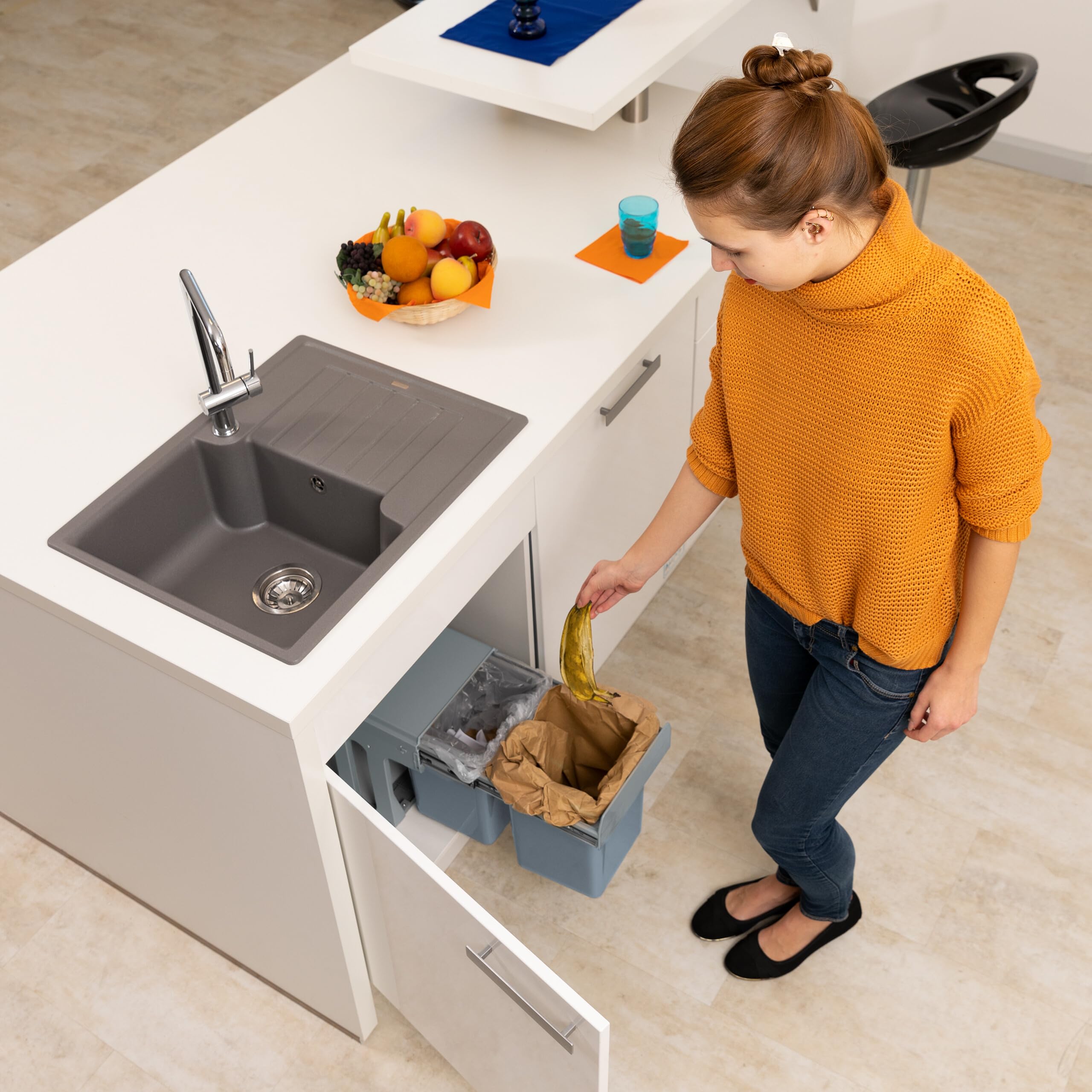 Relaxdays Pattumiera a Incasso Cucina, Estraibile, Doppio Contenitore Ciascuno 8 l, Plastica HLP 35,5x25x47 cm, Grigio