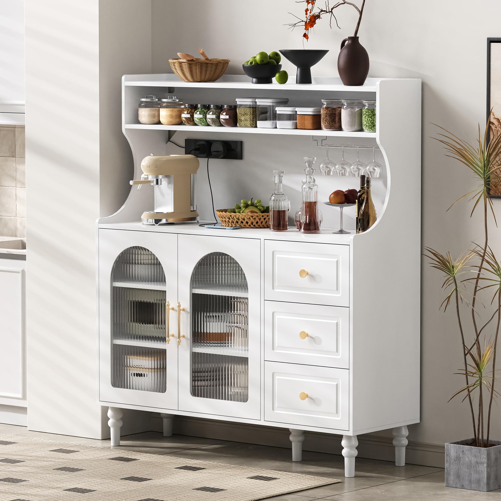Küchenschrank Buffetschrank Höhe 138.5 cm mit Steckdosen und Stauraum, Hochschrank Sideboard mit Weinglashaltern, Barschrank Küchenschränke Highboard mit Schubladen, Küchenmöbel, Schrank Weiß