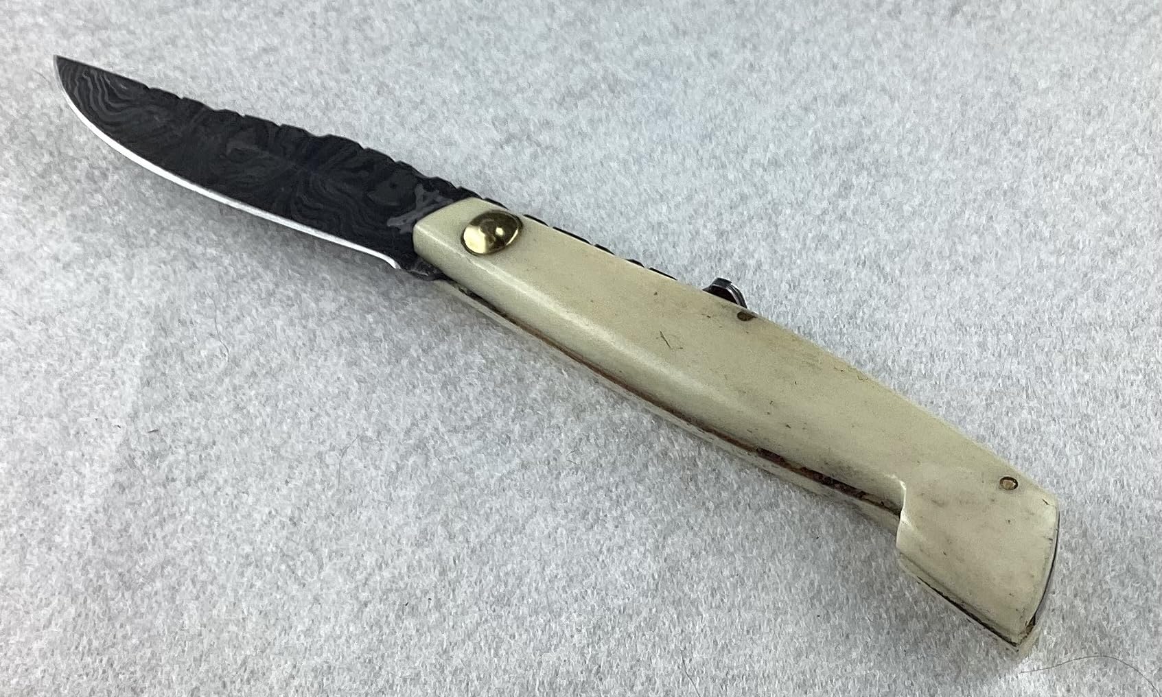 Couteau de poche damassé GJ10 un cadeau mémorable avec son manche en os