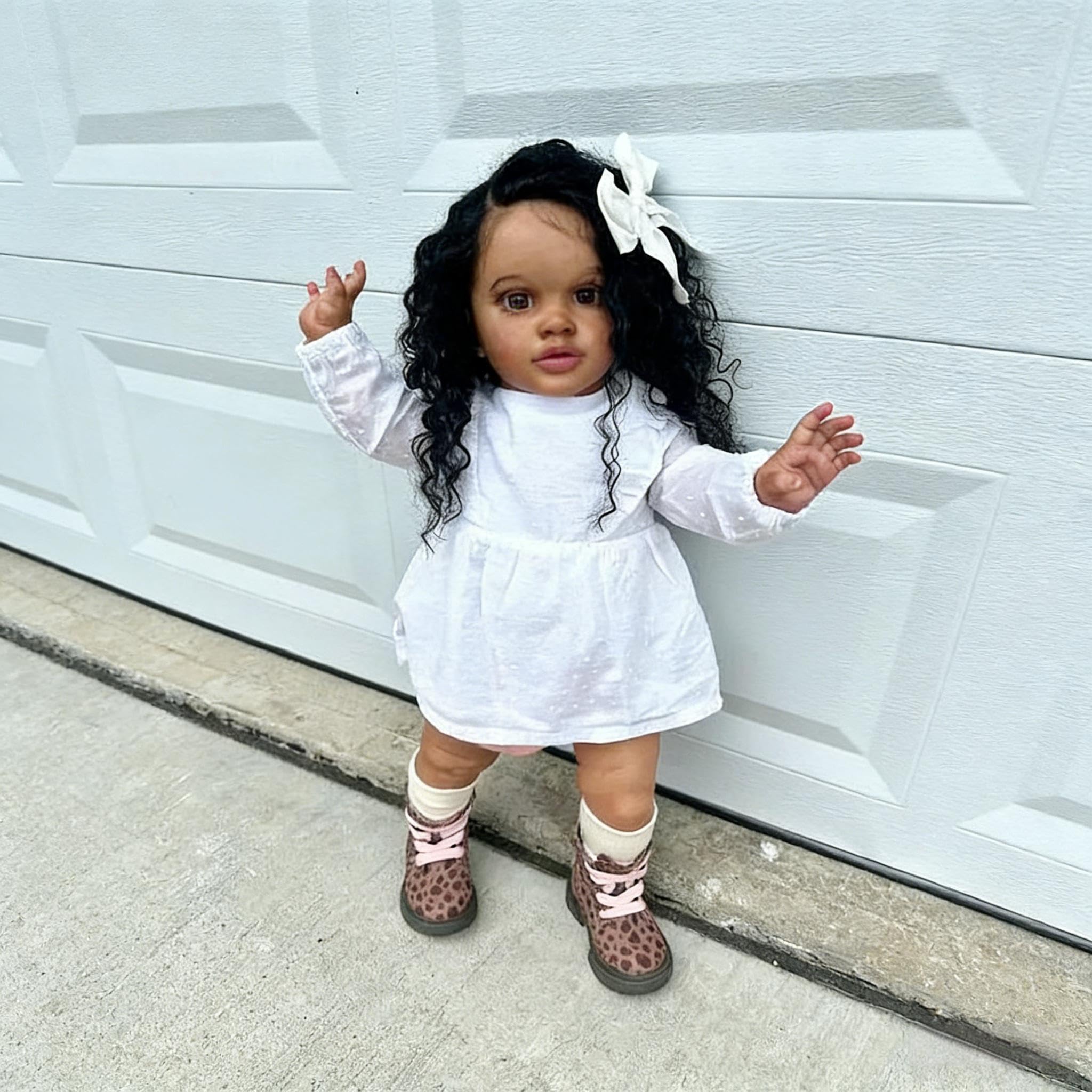 RXDOLL Duży rozmiar Reborn Baby Dolls Czarna Dziewczyna 66 cm Realistyczne Maluch Baby Doll Afroamerykanin Reborn Maluch Lalki Miękka Tkanina Winylowa Body Prawdziwie wyglądające Biracial Niemowlęta