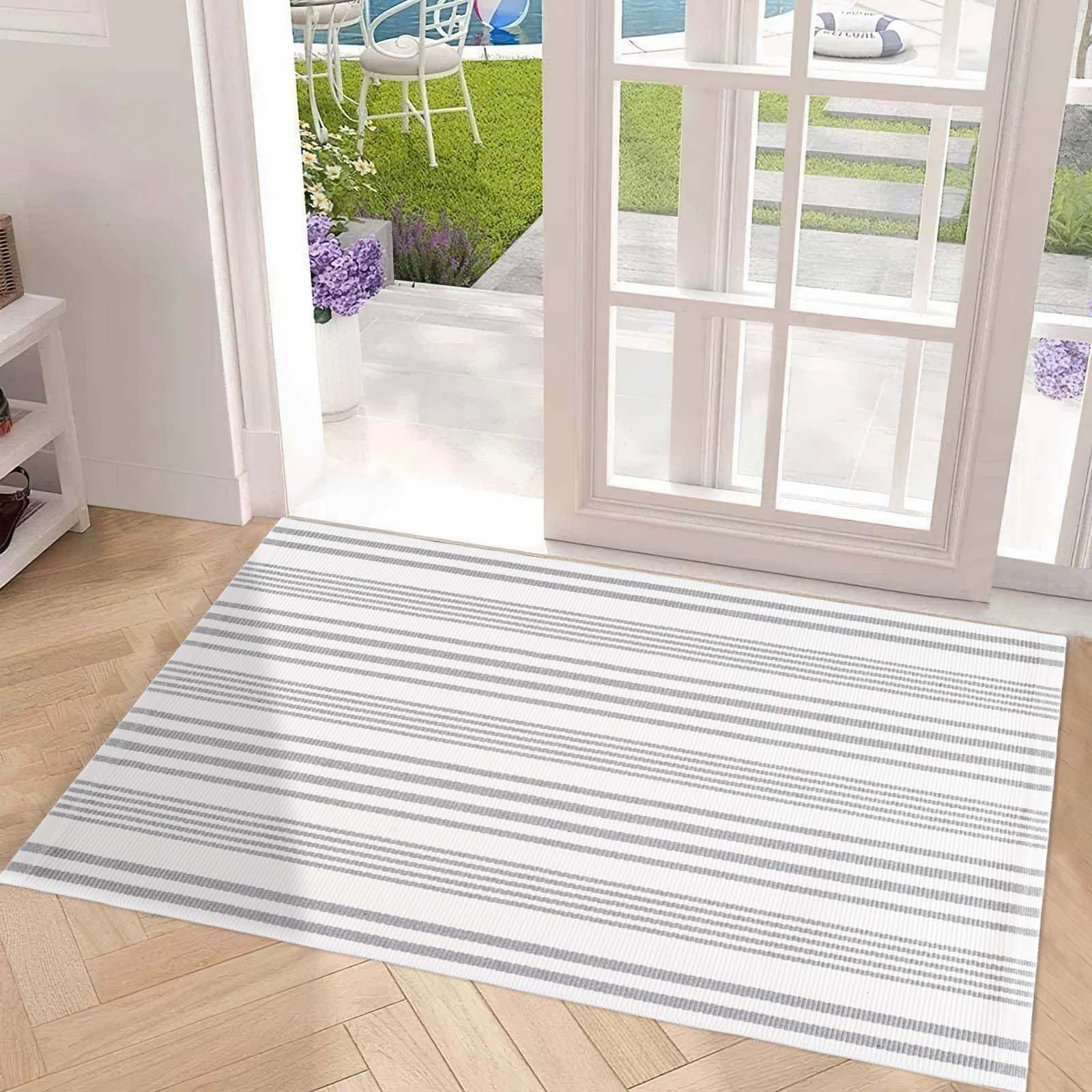 Alfombra de Exterior a Rayas Grises y Blancas de 61 x 130 cm (24" x 51"),