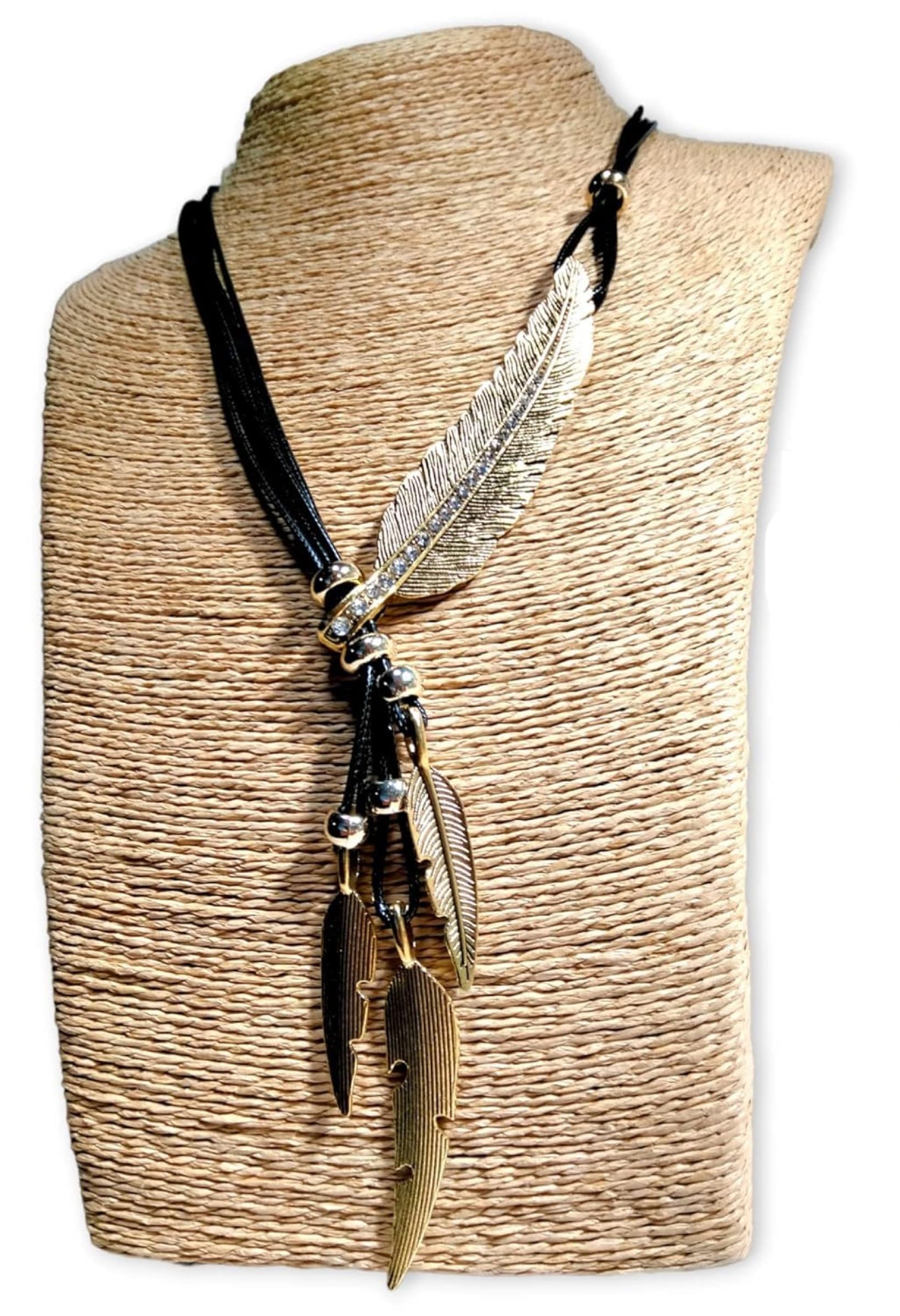 Collier de style bohème pour femme avec motif feuilles et plumes. Bijoux. Colliers de déclaration | Pendentif ethnique fabriqué à la main en Espagne. Cadeau Original (CUIR NOIR)