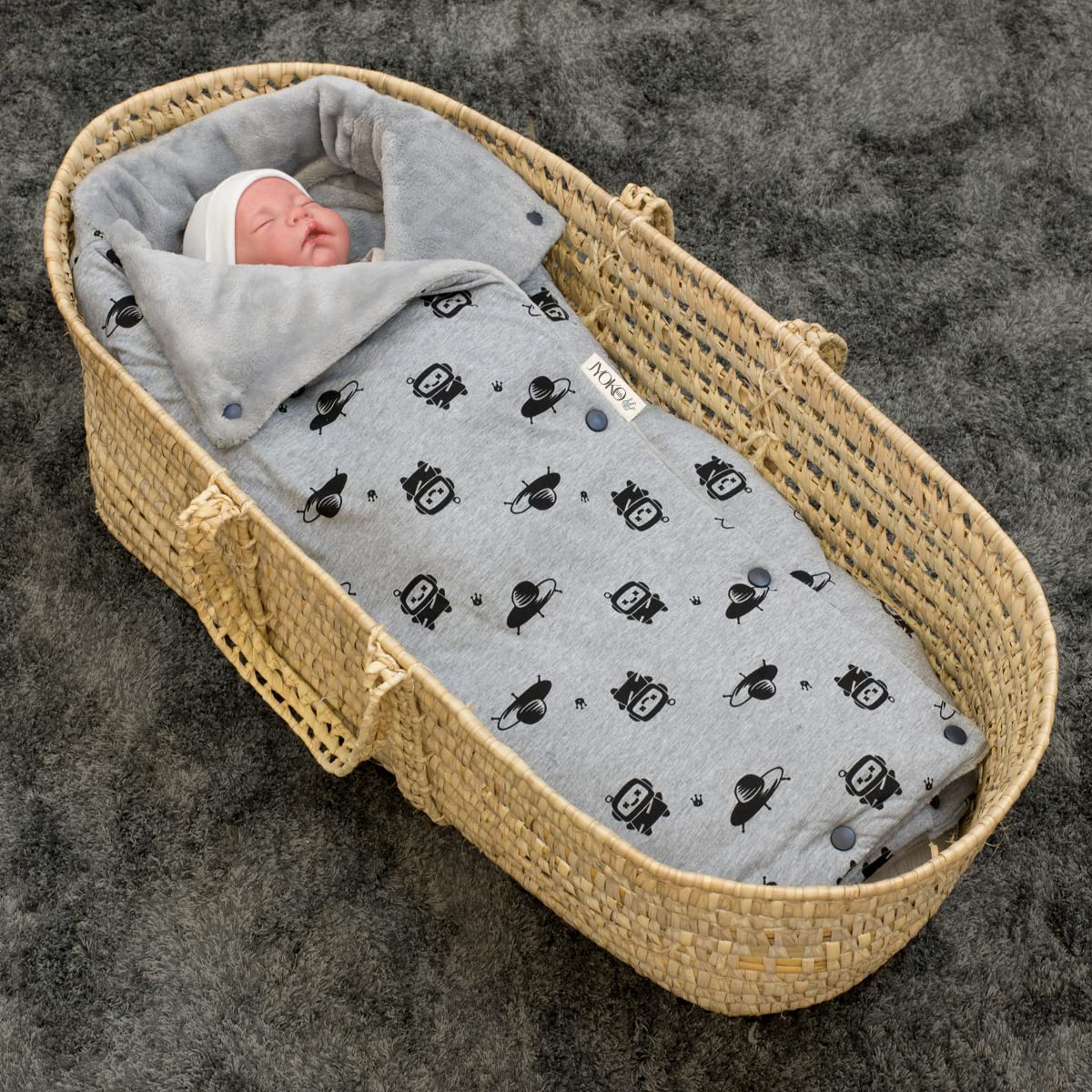 JYOKO Kids Saco Capazo para Bebé de Polar Teddy Extra Suave – Antialérgico, Protección Óptima contra el Viento y Frío – Ideal para Piel Sensible, Recién Nacidos y Bebés (Robot Space, Polar)