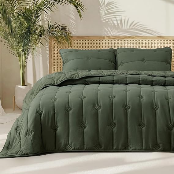 Bedsure King Size Quilt - Prewashed Extra Soft Cotton-Like Polyester Bedspreads King Size, Lightweight Comforter, Includes 1 Quilt 106x96 Inches with 2 Shams, Machine Washable, Dark Green