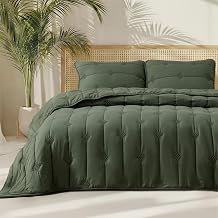 Bedsure King Size Quilt - Prewashed Extra Soft Cotton-Like Polyester Bedspreads King Size, Lightweight Comforter, Includes 1 Quilt 106x96 Inches with 2 Shams, Machine Washable, Dark Green