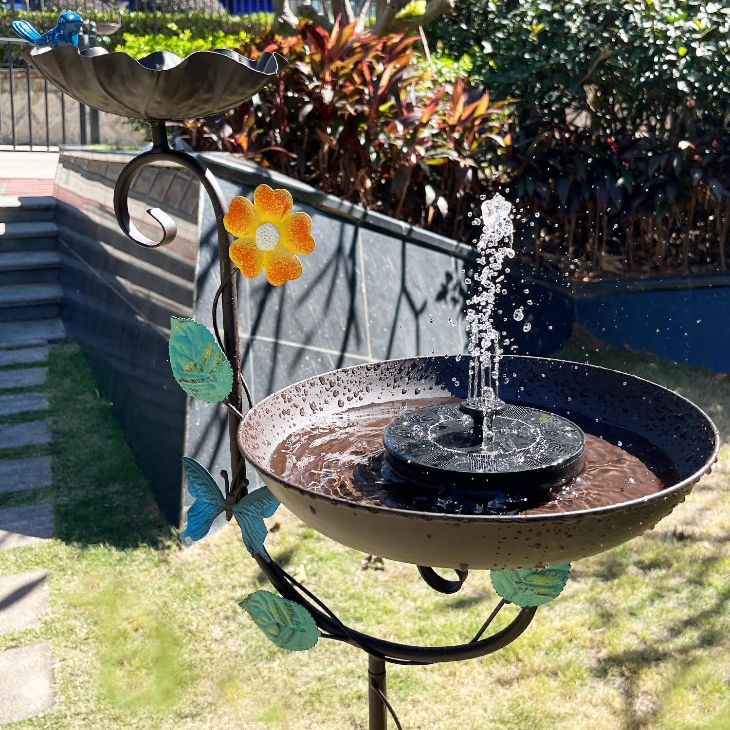 Freistehende Solar-Vogeltränke, 147,3 cm hoch, dekorative Vogeltränke und Futterstation, Vogeltränke für den Außenbereich mit Solarbrunnen, 5 Spikes, floraler Akzent, Vogeltränke für Garten,
