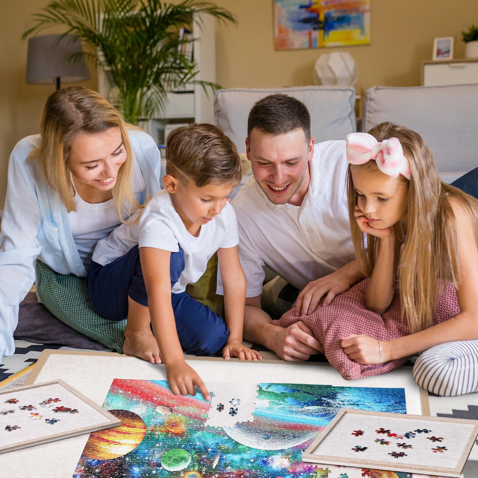 Tablica do puzzli z 4 tacami do sortowania, 1000 sztuk powierzchni do zabawy z osłoną ochronną, filcowa tablica ekspozycyjna 80 cm x 61 cm