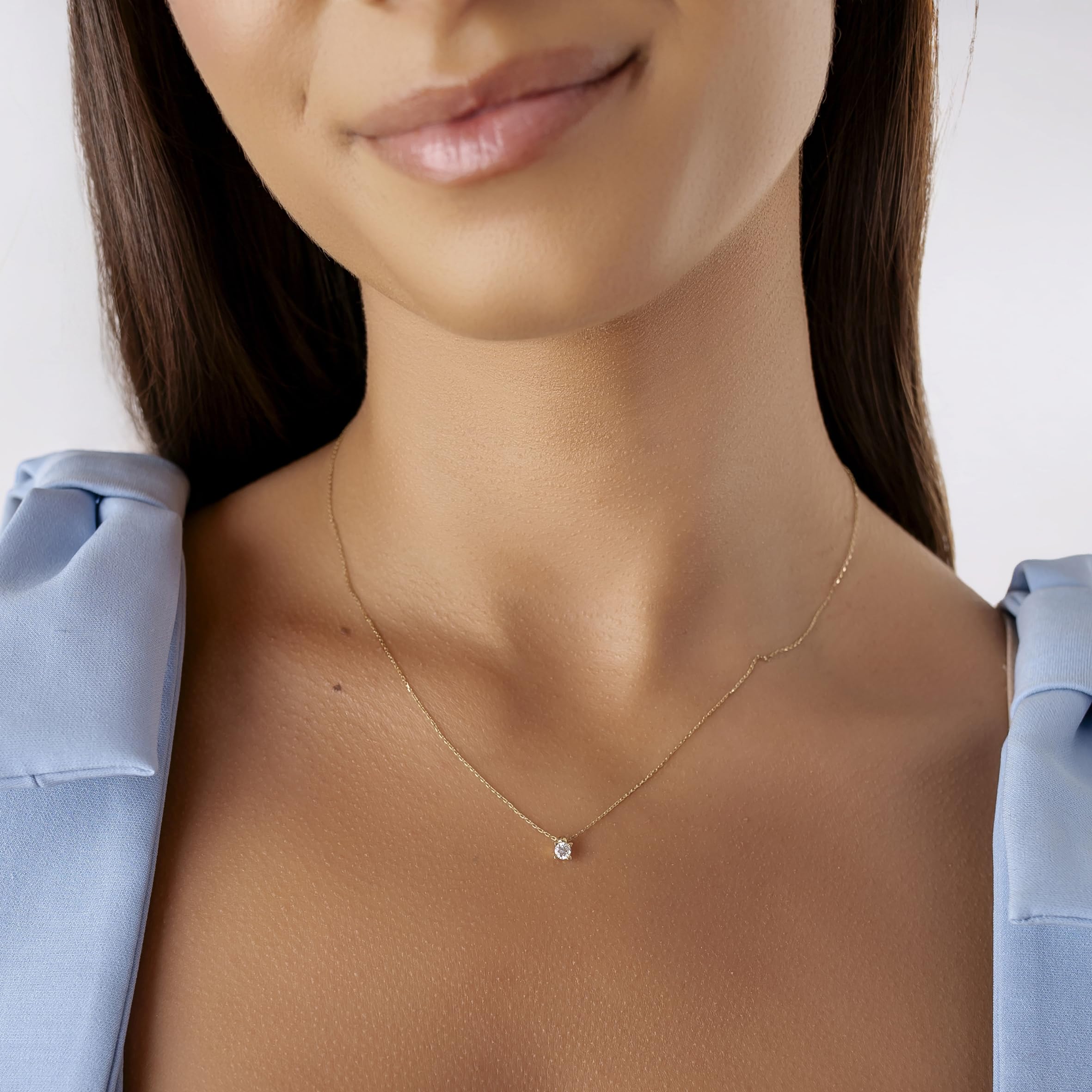Sakrami Collana in Oro 9KT con Punto Luce e Zircone – Gioiello Elegante per Donna, Ragazza – Idea Regalo per Compleanno, Anniversario, Comunione, Cresima, San Valentino, Natale.