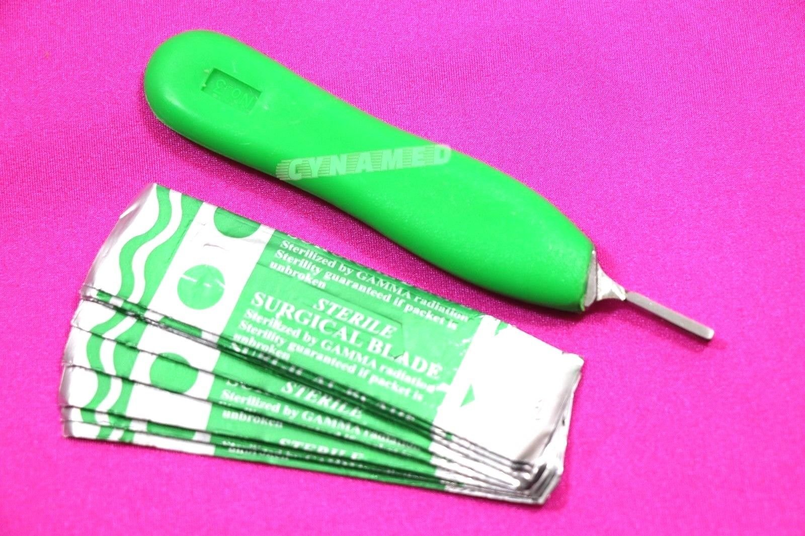 100 Scalpel Blades #11 with #3 Plastic Scalpel Handle Suitable for Dermaplaning (CYNAMED)