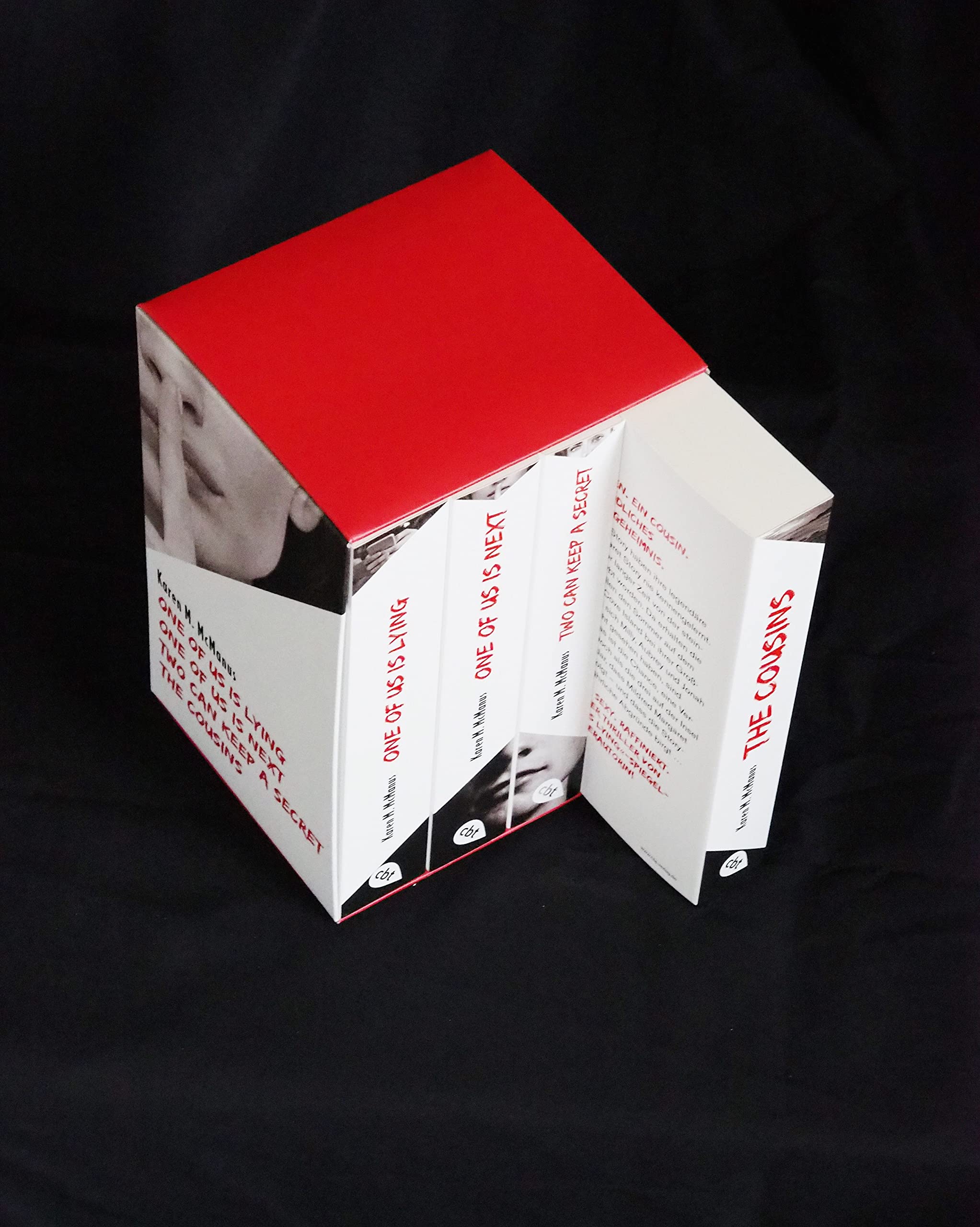 Karen M. McManus: Vier Bände im Taschenbuch-Schuber: One of us is lying, One of us is next, Two can keep a secret, The Cousins: Umwerfende Jugendbuch-Thriller von der Bestseller-Autorin