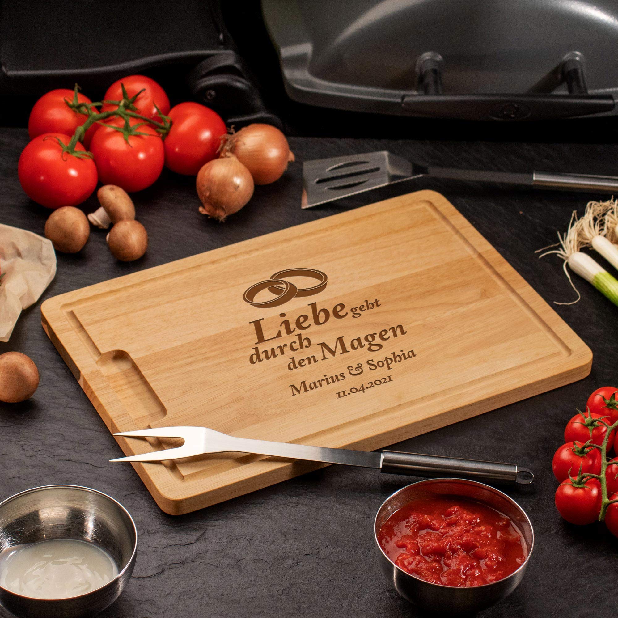 Casa Vivente Schneidebrett mit besonderer Gravur Liebe geht durch den Magen, Motiv Eheringe, Personalisiert mit Namen und Datum, Küchenbrett aus Gummibaumholz mit Saftrille, 40 cm