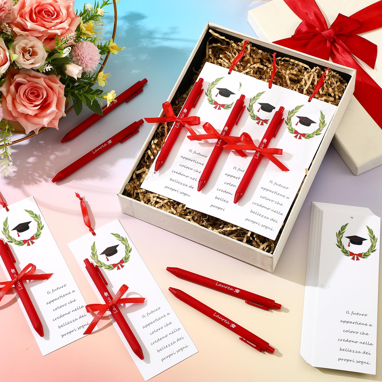 BBTO 50 Set Regalo Laurea 50 Segnaposti Segnalibri Laurea Bigliettini Bomboniera 50 Penna a Sfera Rossa con 1 Rotolo di Nastro Rosso Gadget Addobbi Decorazione Tavolo Inviti Classe Insegnanti Finire