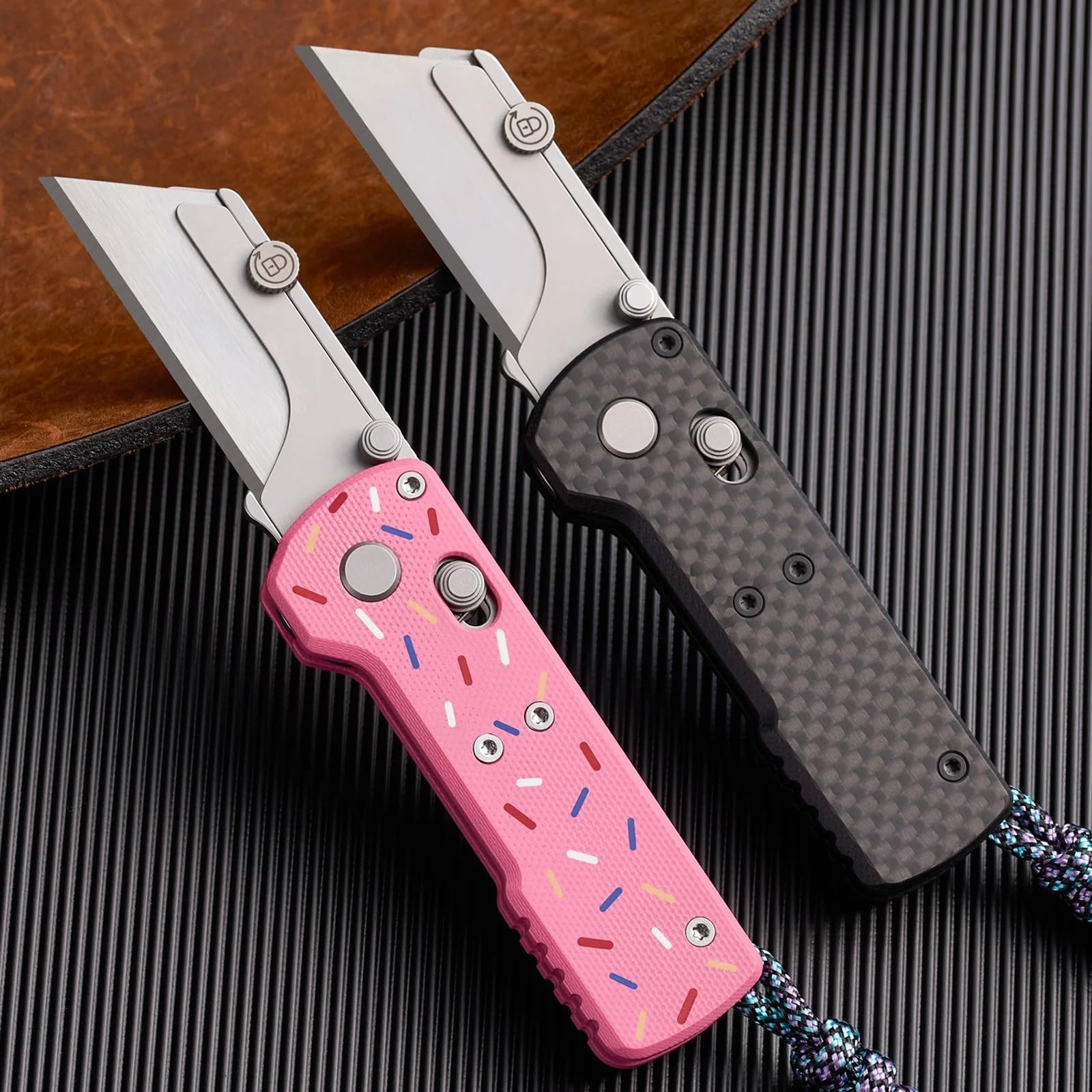 Cortador de Cajas Plegable Multiherramienta con Destornillador Plegable, Navaja Multiusos, Hoja de Cambio Rápido, Bloqueo de Riel, Clip de Bolsillo(Pink)