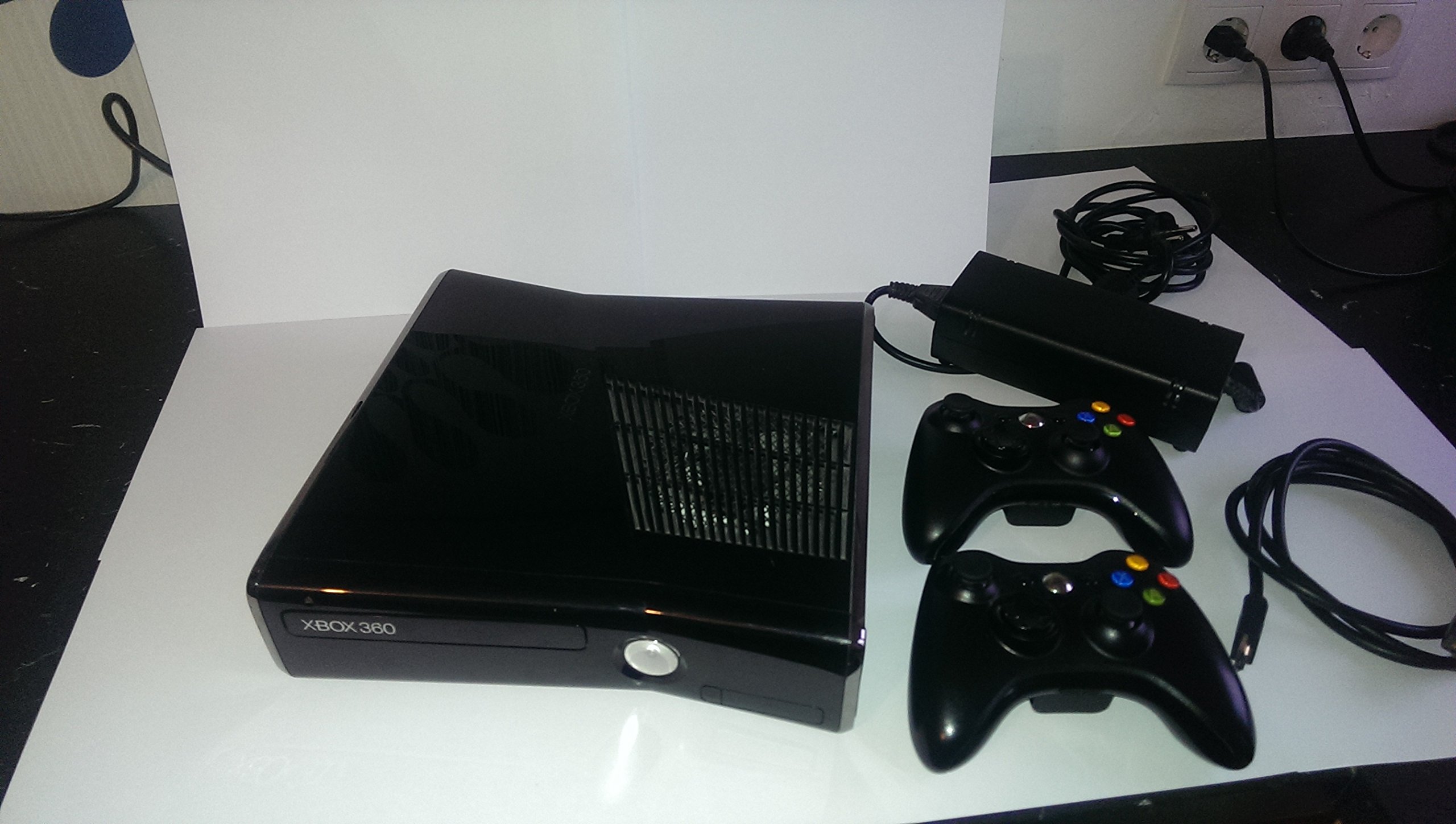 Xbox 360 250 GB Kinect + Kinect Sports + Dance Central 2 (Download) Bundle