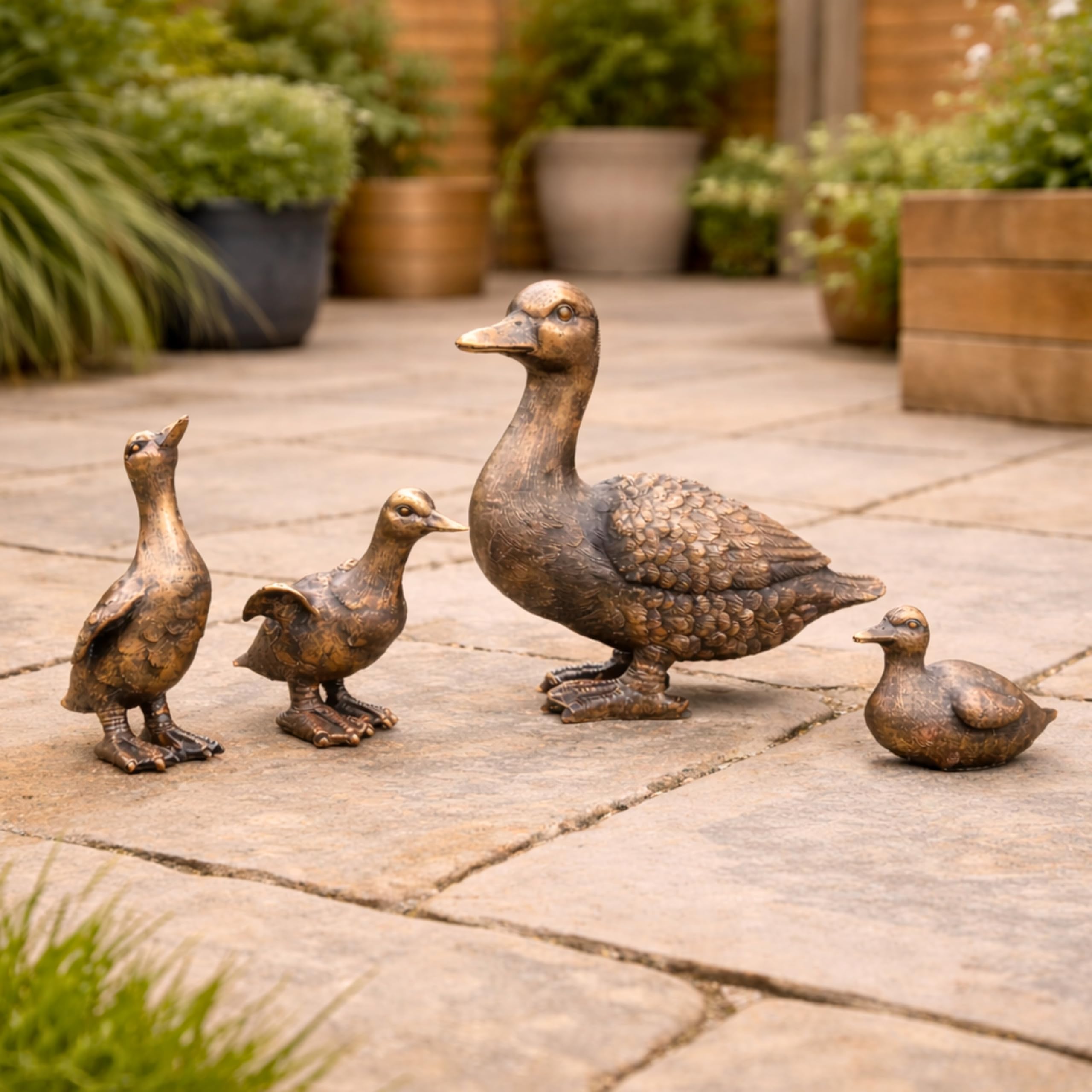 Garden Mile Set of 4 Resin Duck Family Garden Ornaments Bronze Effect Duck Statues Outdoor Garden Decor Weatherproof Ducklings Animal Figurines for Patio, Lawn, Pond, Decking or Indoor Home Decoration